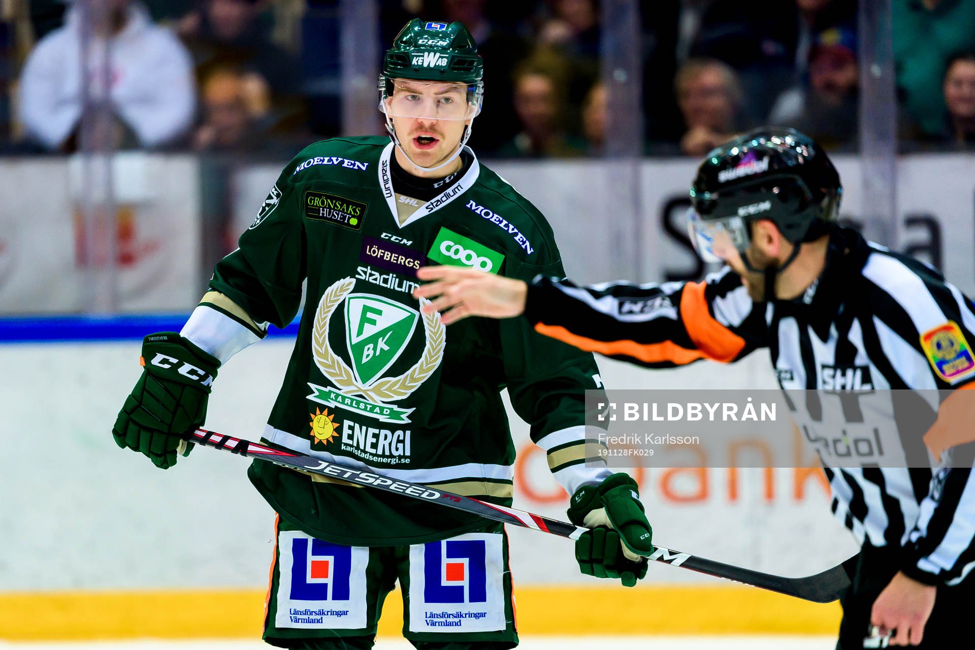 Färjestads Johan Ivarsson i samtal med Domare Marcus Linde