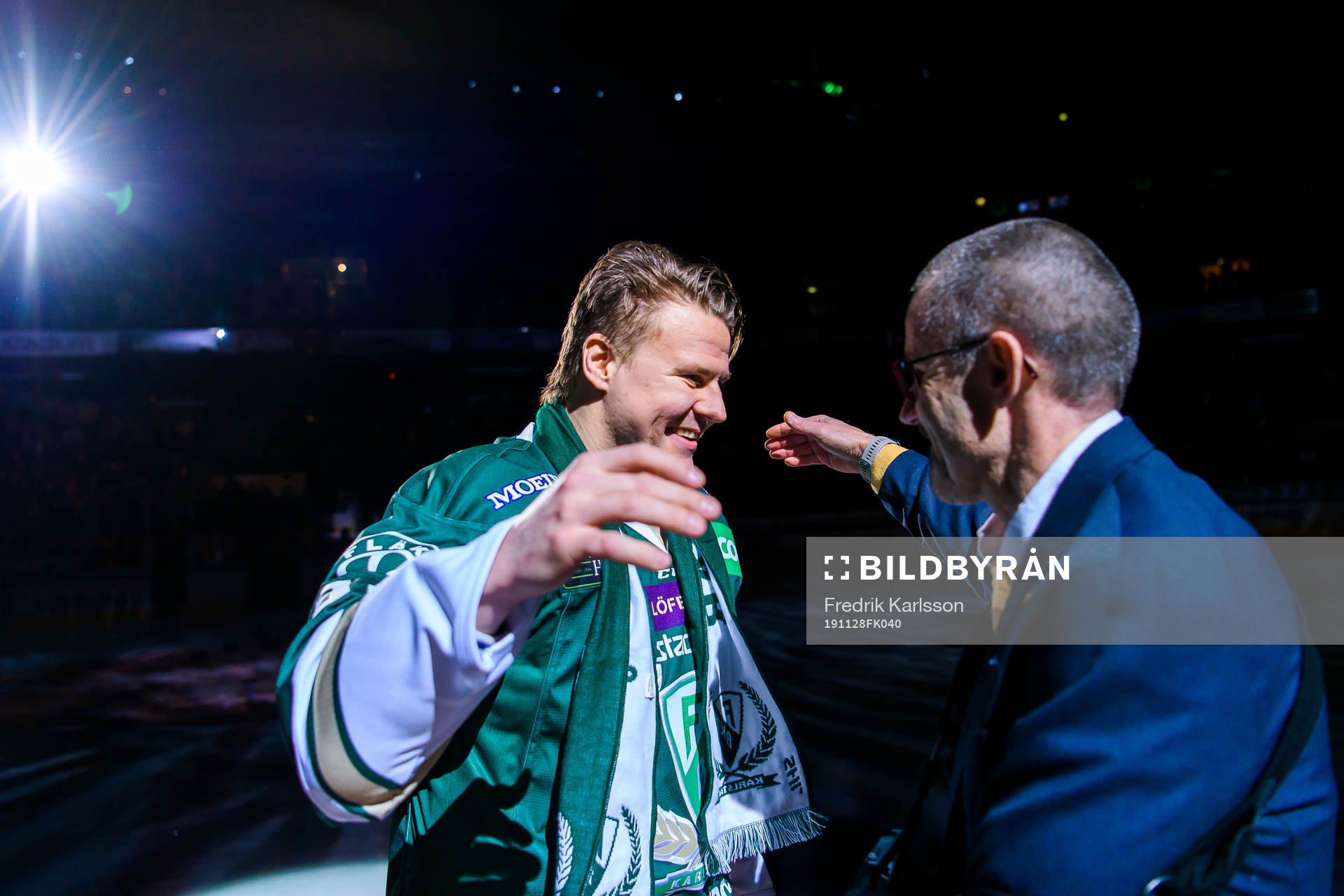 Färjestads Mikael Johansson tackas av av Skellefteås