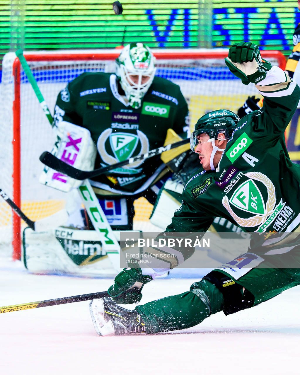 Färjestads Sebastian Erixon täcker ett skott