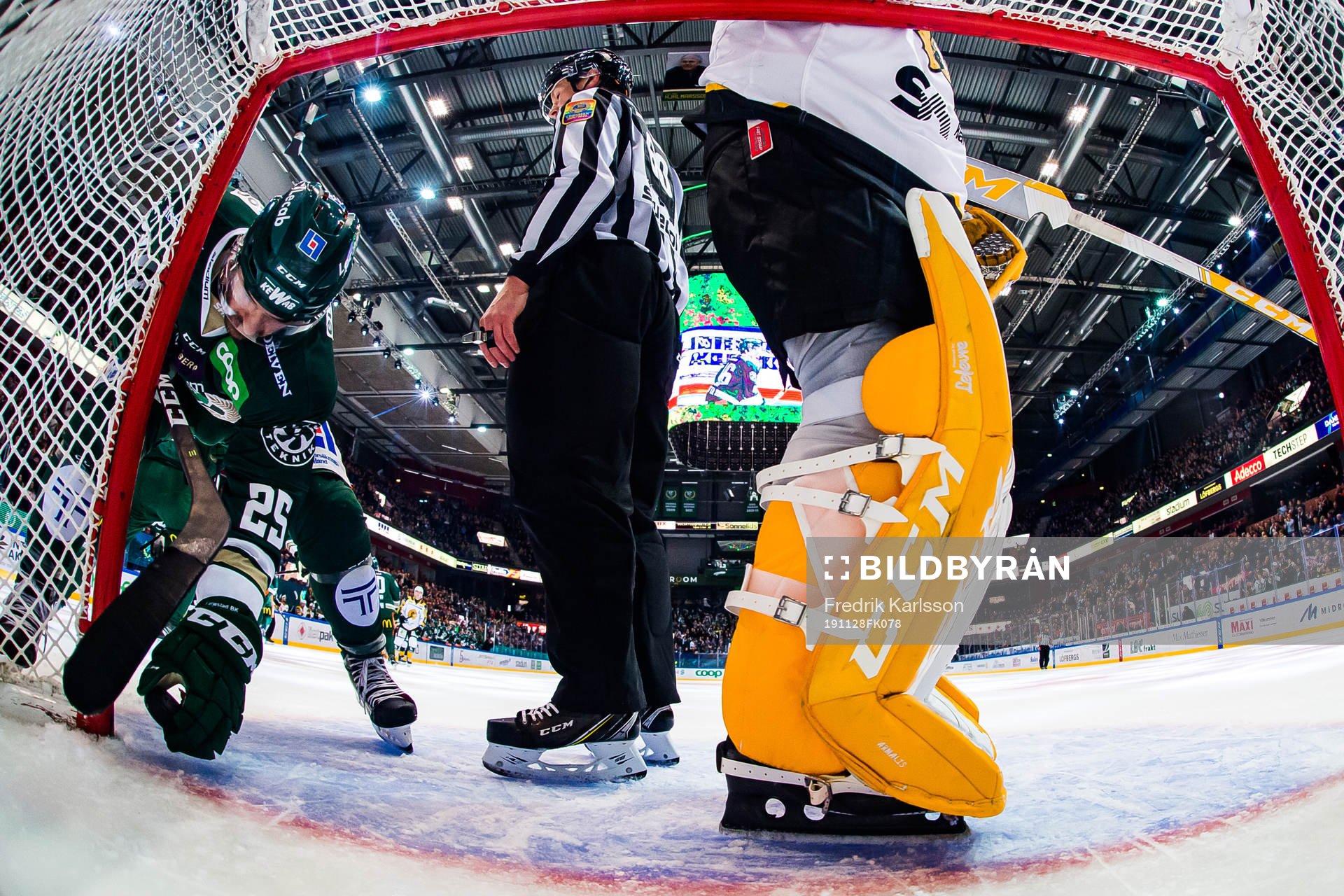 Färjestads Martin Johansson plockar upp pucken