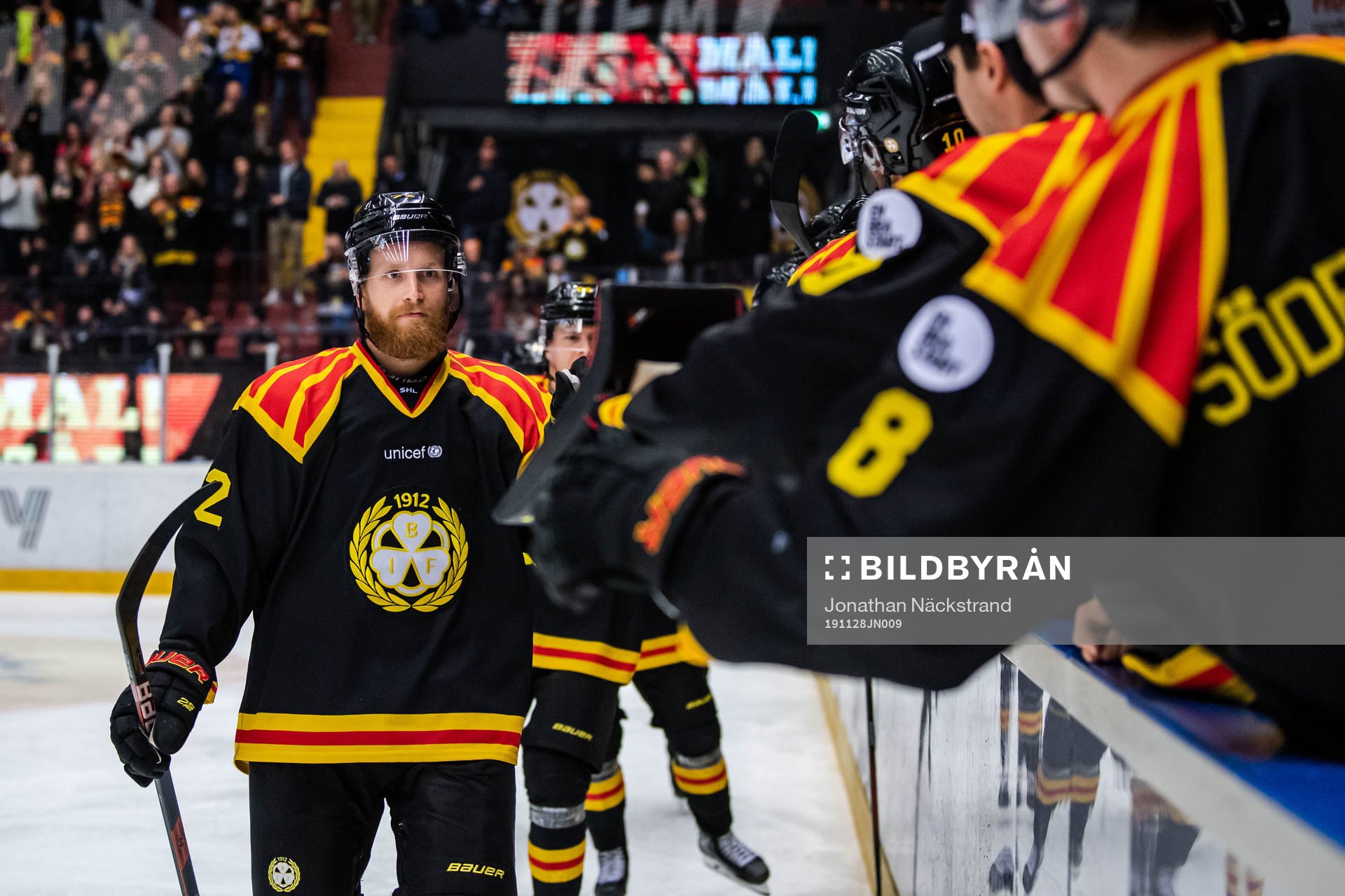 Brynäs Joachim Rohdin jublar med lagkamrater