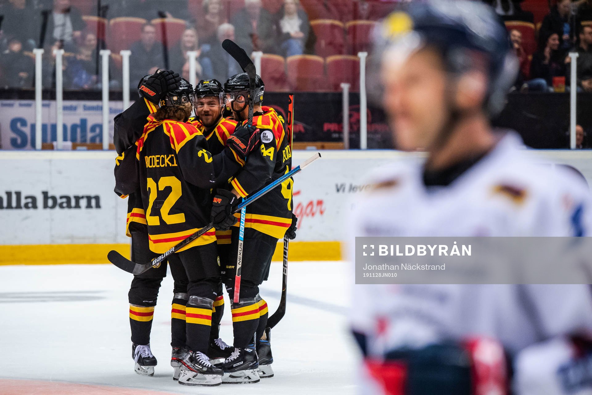 Brynäs Victor Söderström jublar med lagkamrater