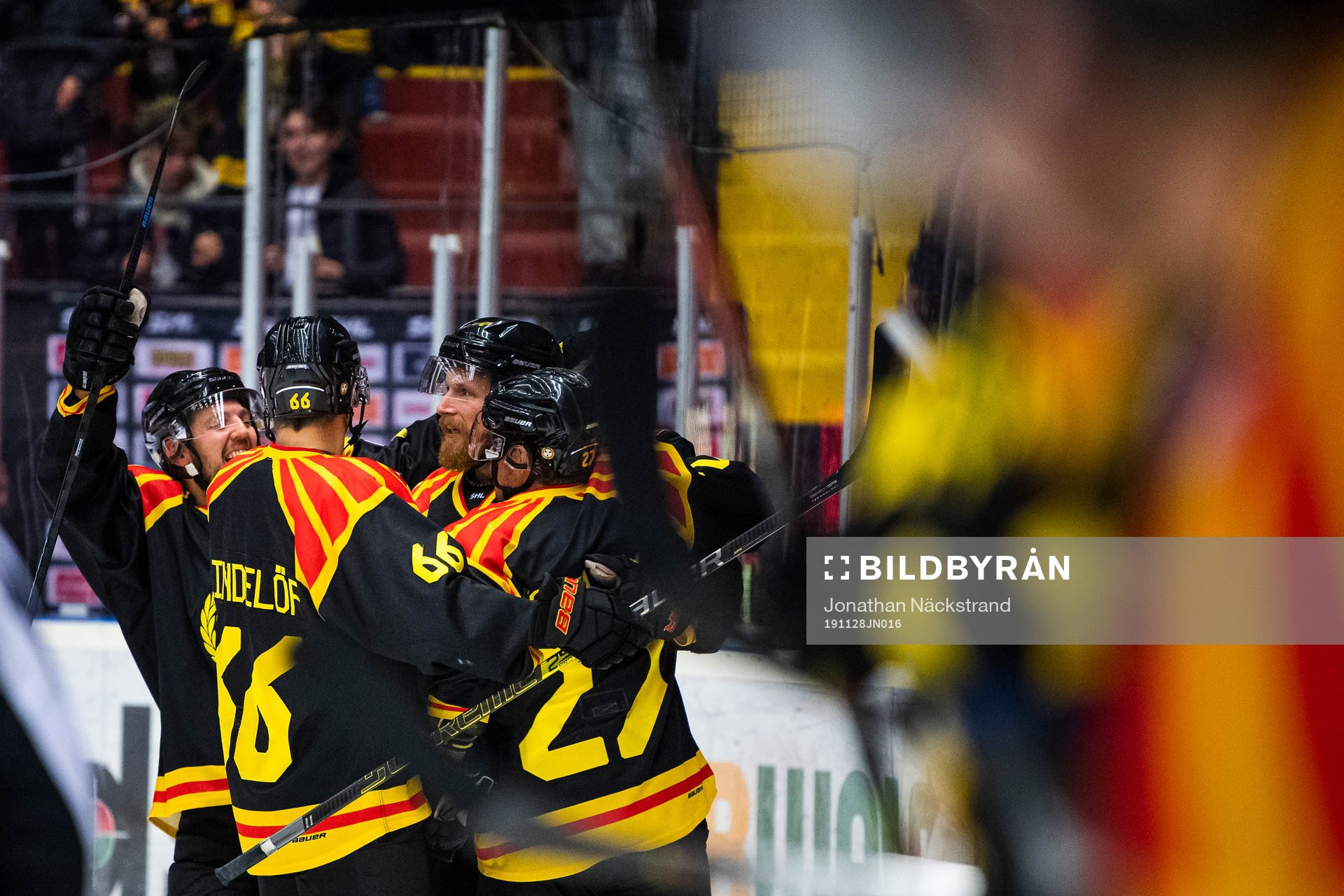 Brynäs Joachim Rohdin jublar med lagkamrater