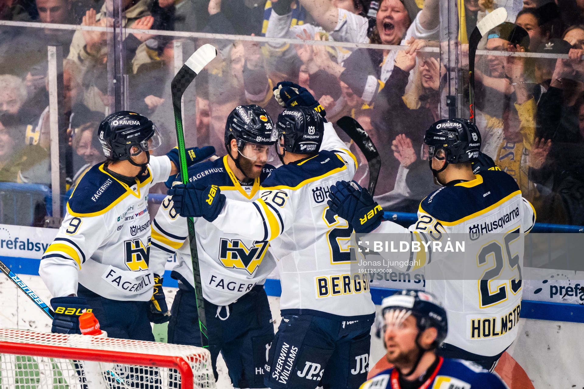 s Anthony Camara jublar med lagkamrater