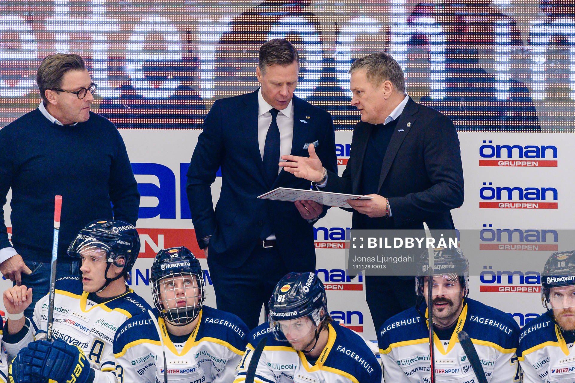 s assisterande tränare Nicklas Rahm pratar med tränare