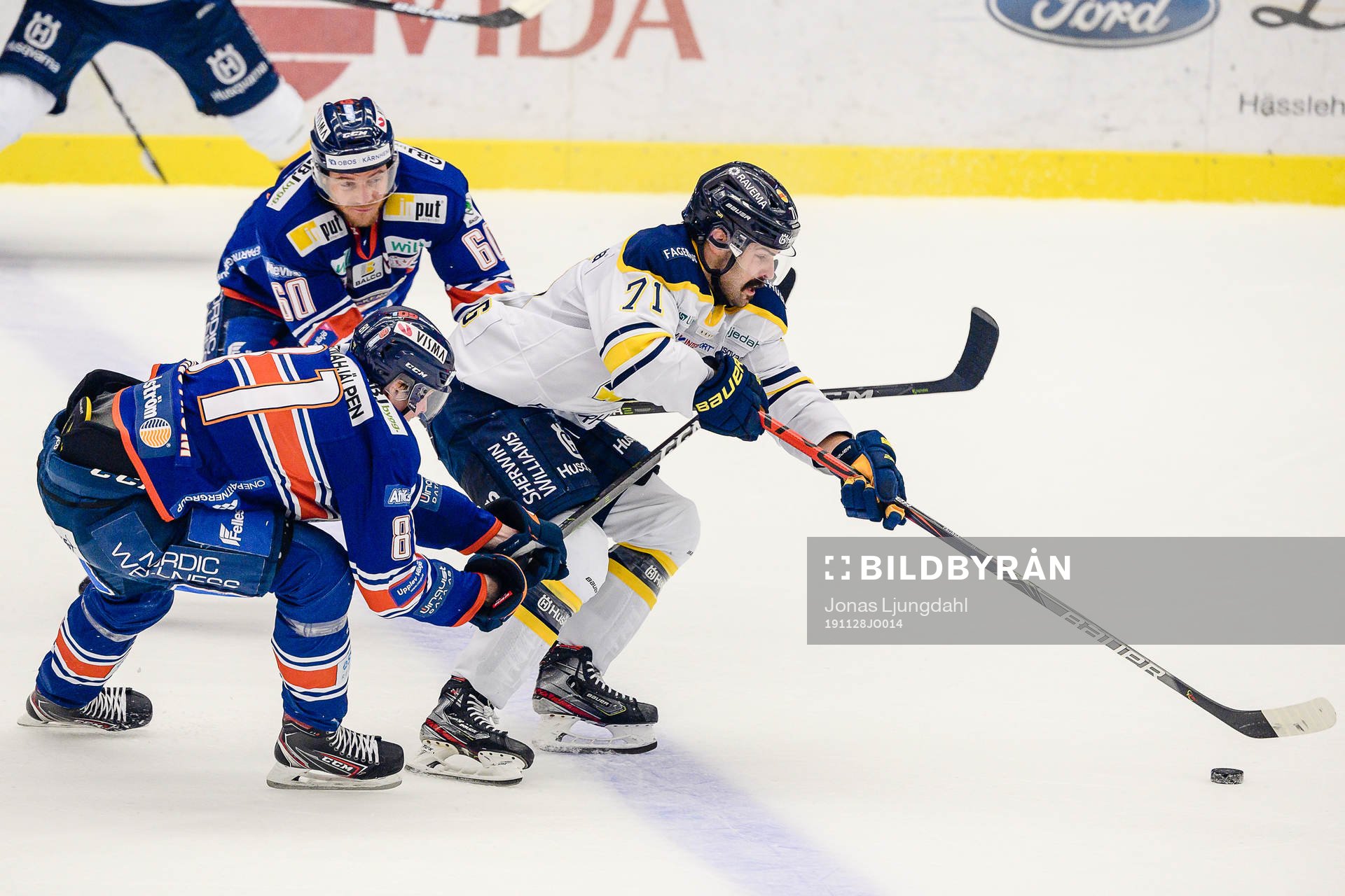 s Linus Fröberg mellan Växjös Erik Josefsson och Fredrik