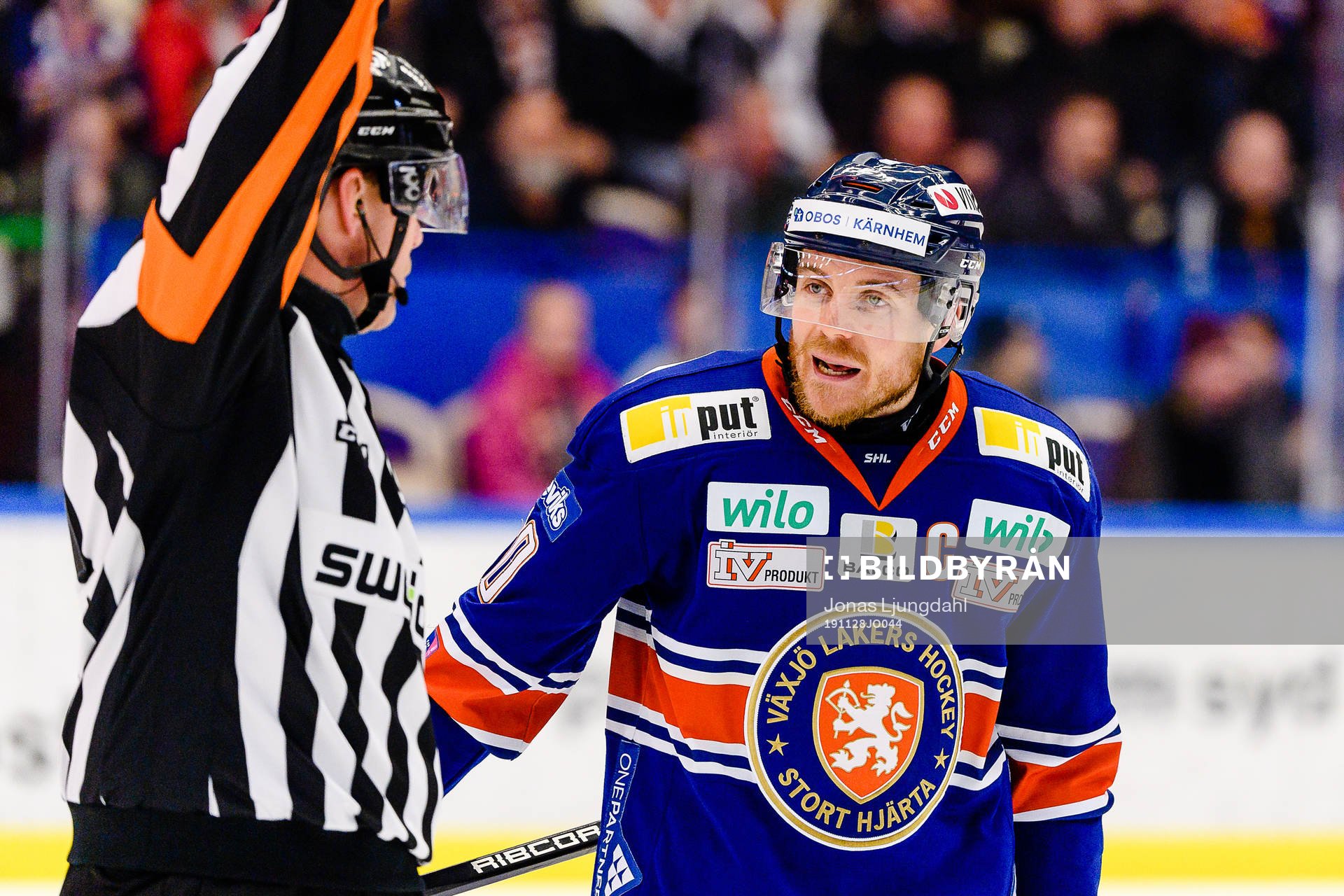Växjös Erik Josefsson pratar med Domare Morgan Johansson