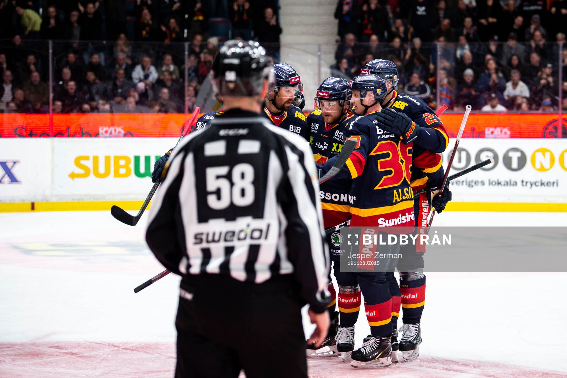 Djurgårdens Linus Hultström jublar med lagkamrater