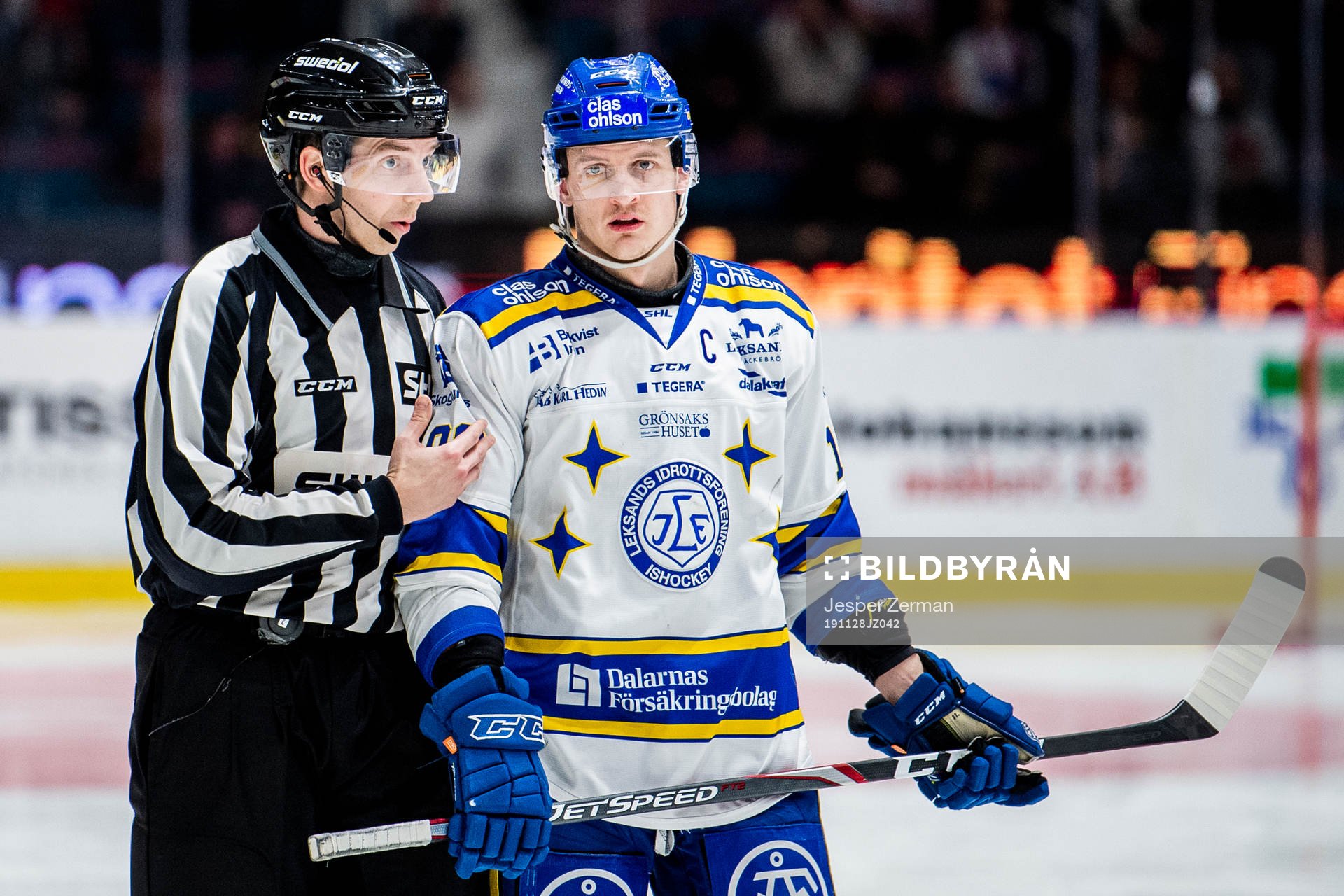 Linjedomare Andreas Malmqvist och Leksands Martin Karlsson