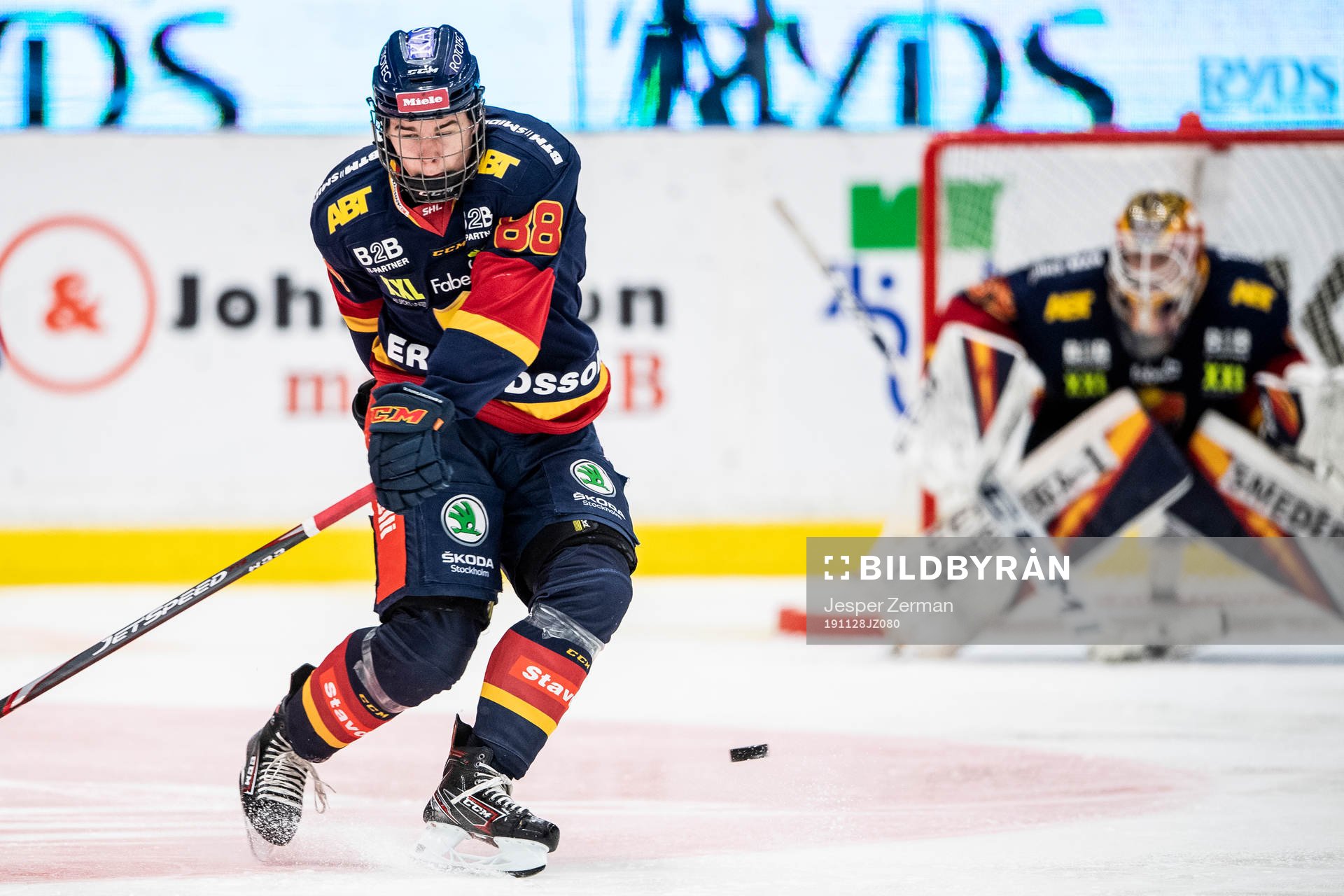 Djurgårdens Alexander Holtz täcker ett skott