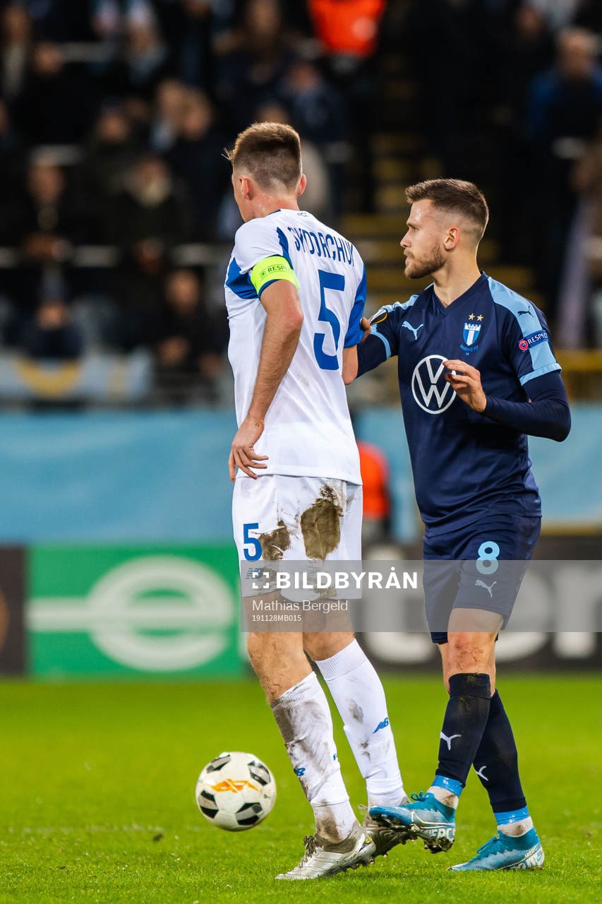 Serhiy Sydorchuk of Dynamo Kiev and Arnor Traustason of