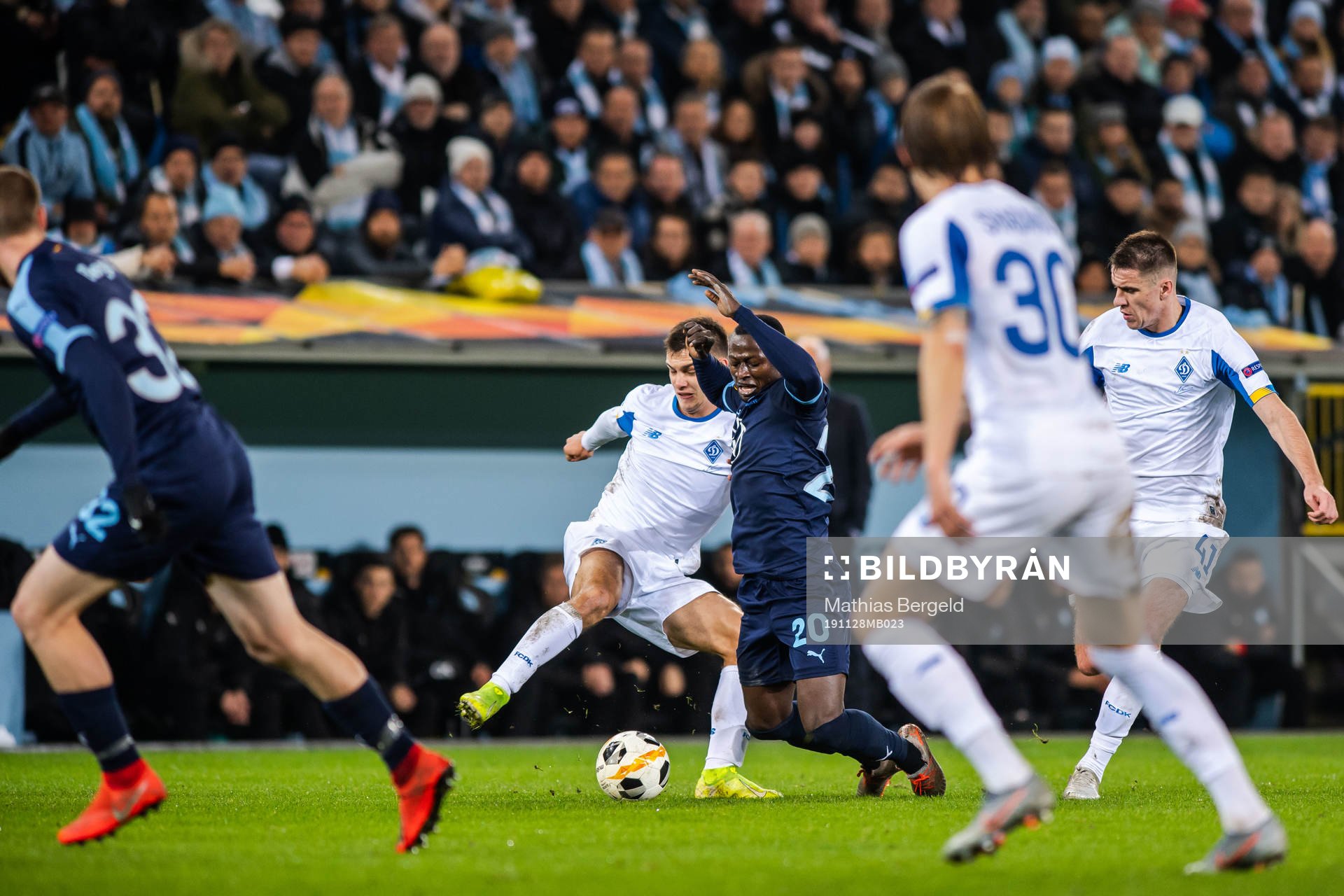 Volodymyr Shepeliev of Dynamo Kiev and Bonke Innocent of
