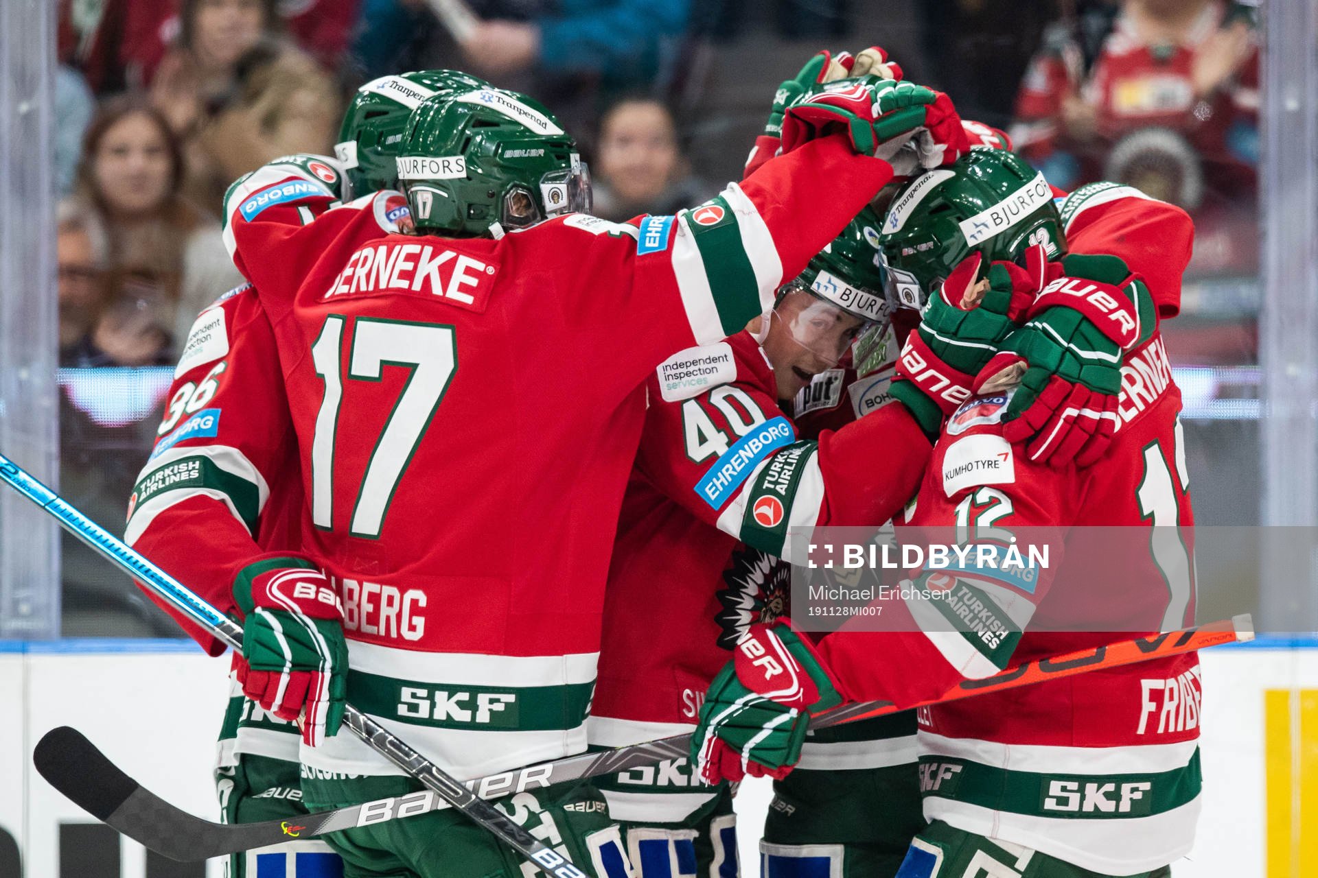 Frölundas Joel Mustonen jublar med lagkamrater