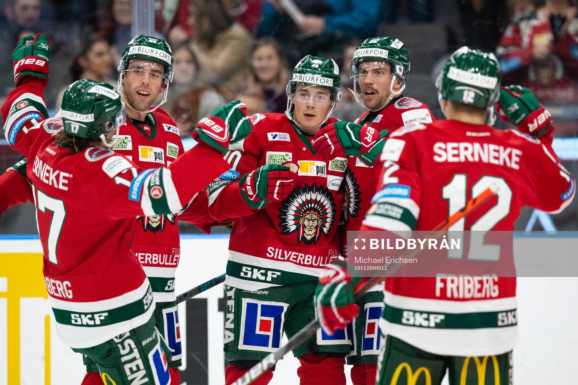Frölundas Joel Mustonen jublar med lagkamrater