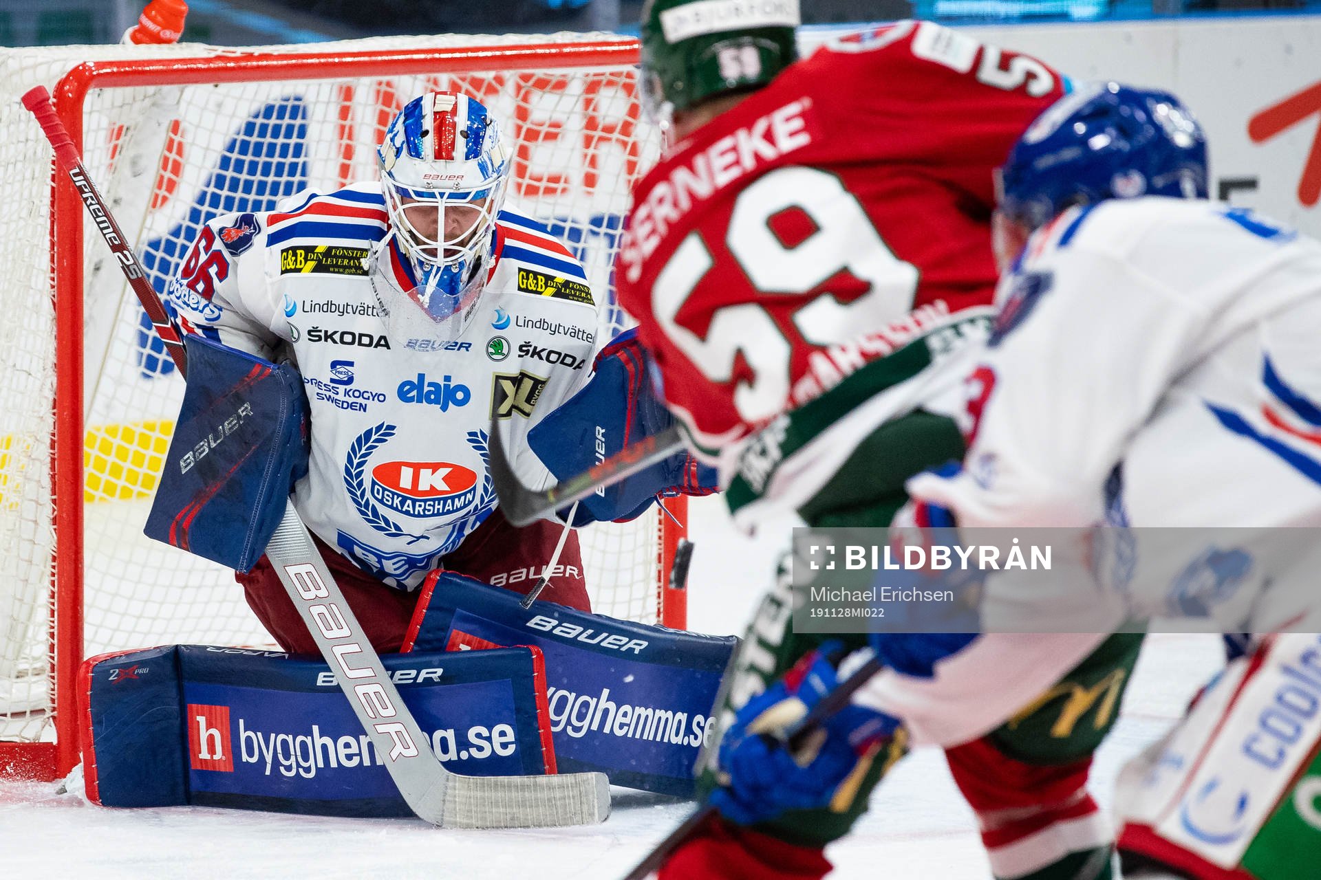 Frölundas Simon Hjalmarsson skjuter ett skott som