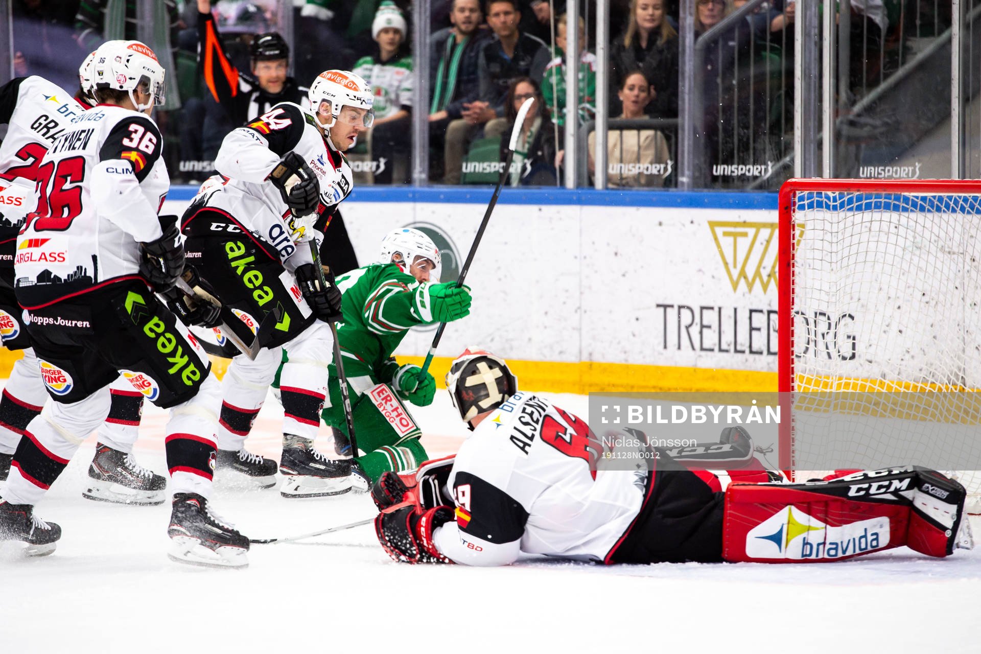 Rögles Taylor Matson blir fälld av Malmö Redhawks Jesper