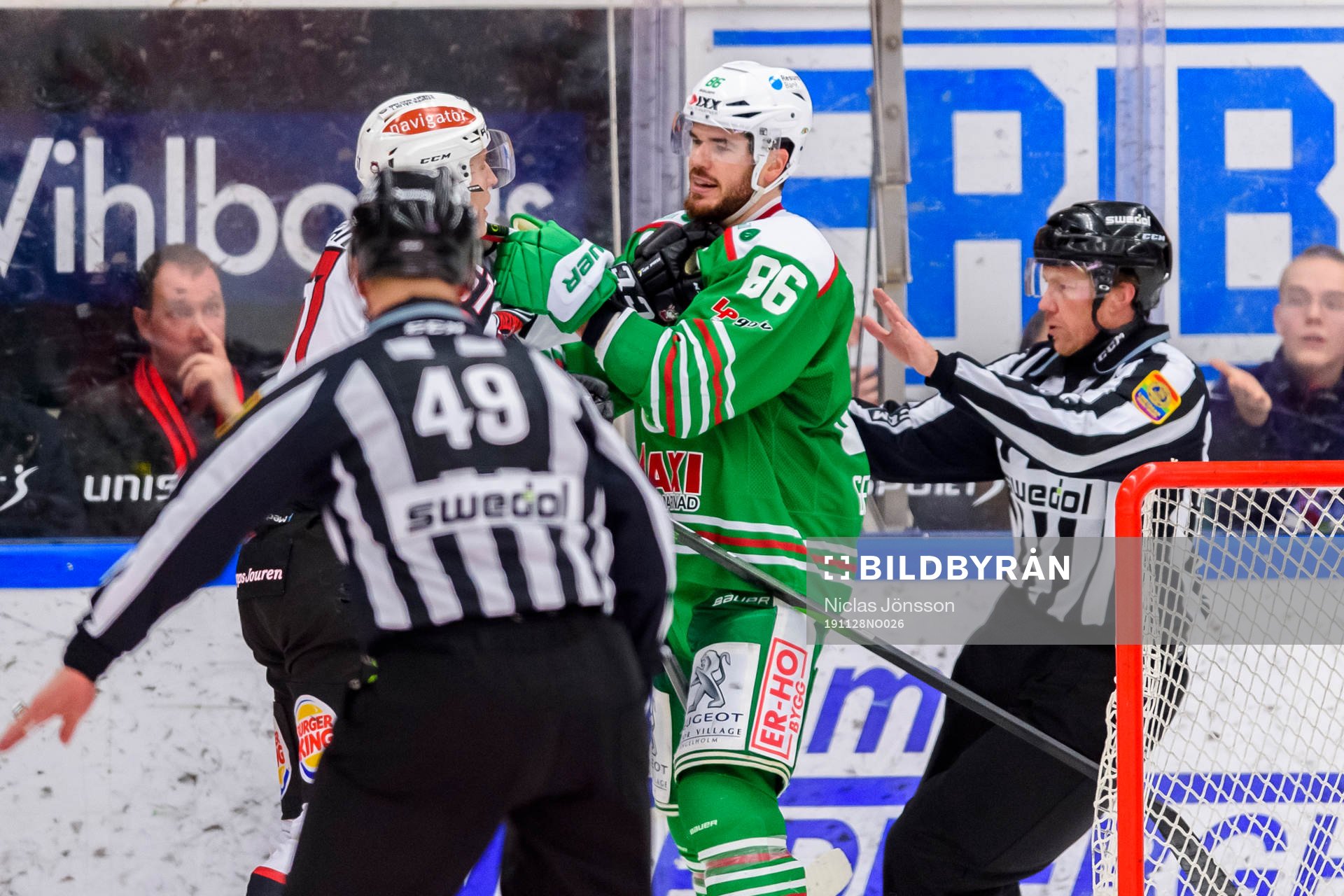 Malmö Redhawks Emil Sylvegård och Rögles Eric Gelinas i
