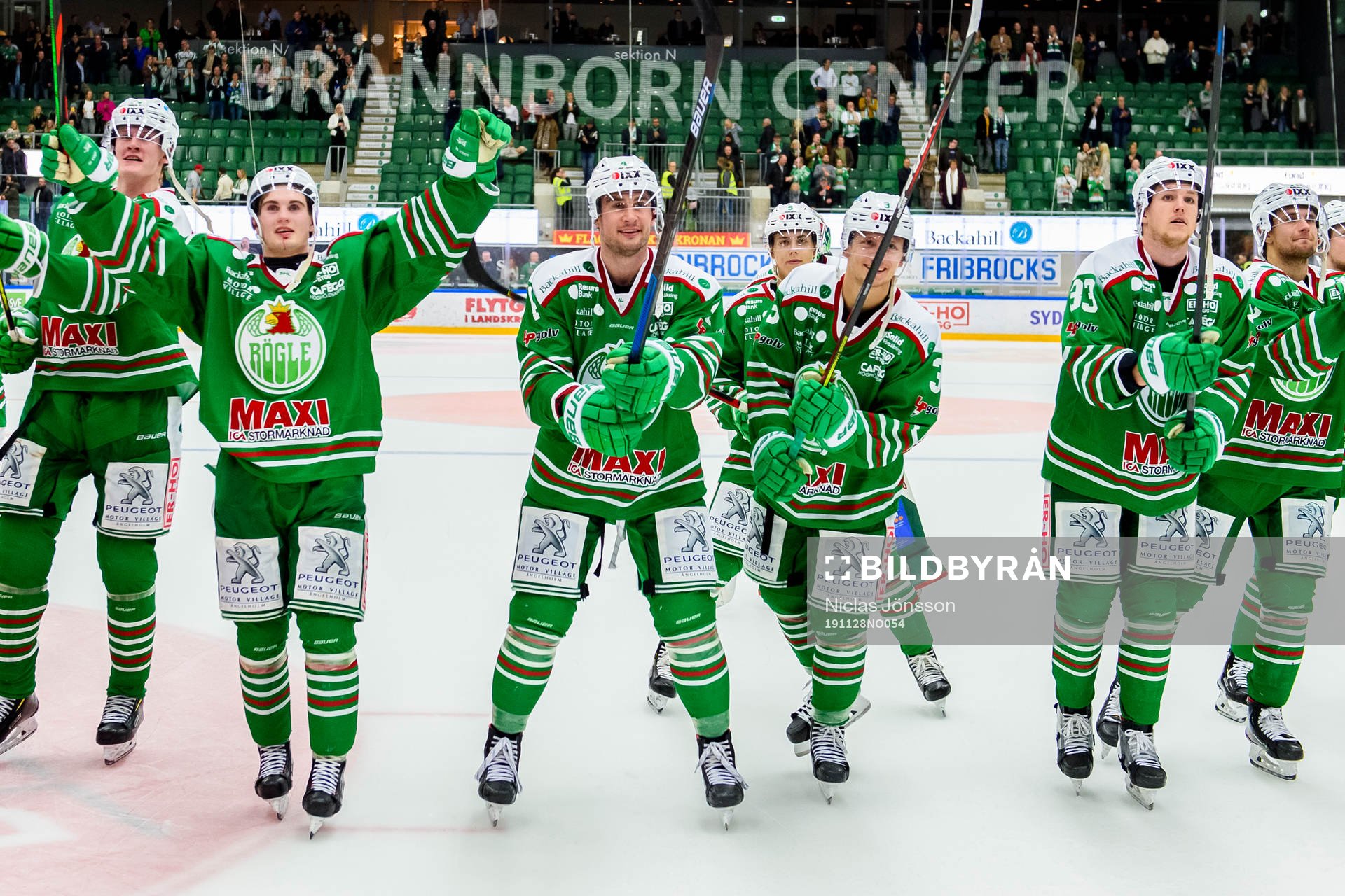 Rögles Nils Höglander och Kodie Curran  med resten av