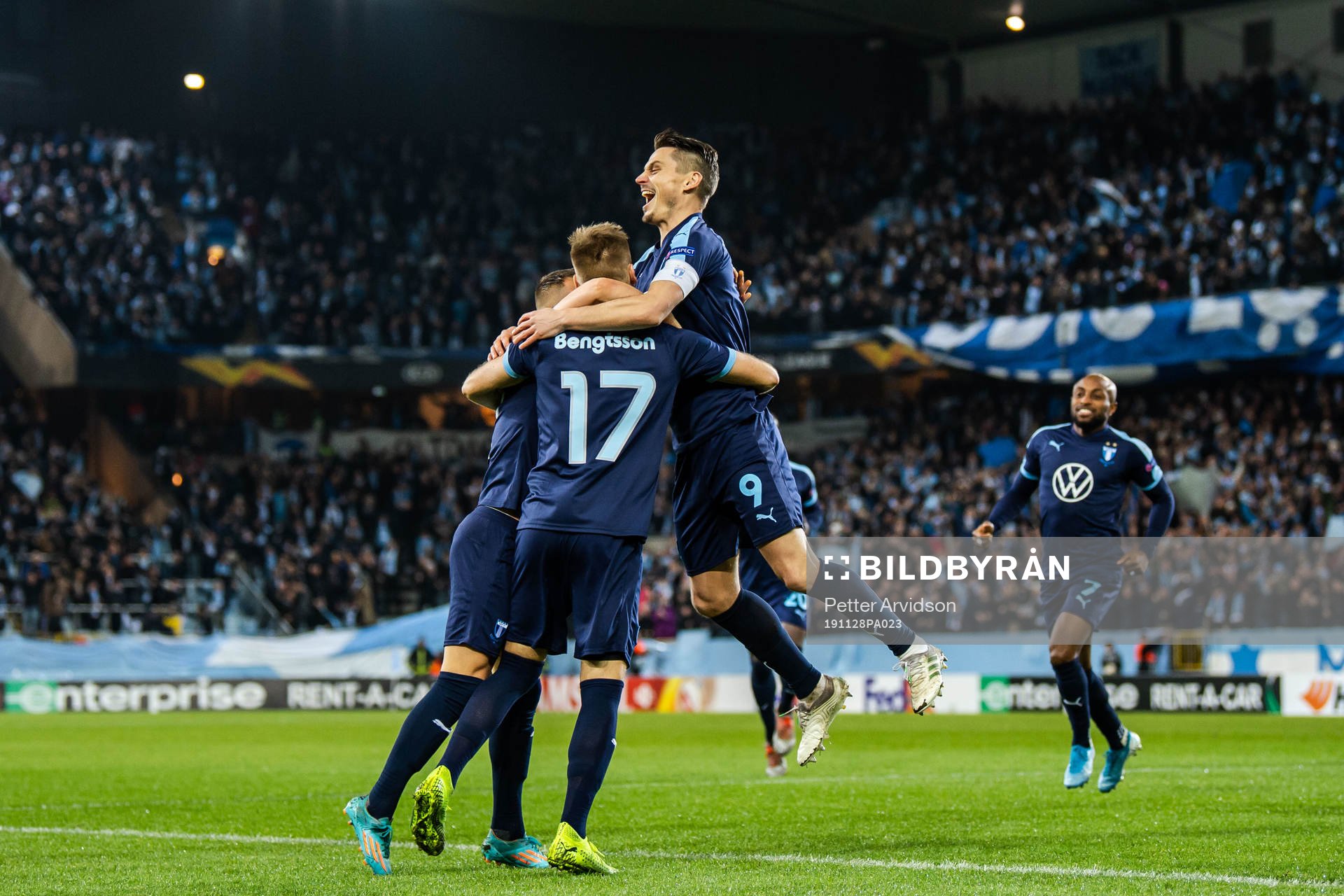 Markus Rosenberg celebrate with Rasmus Bengtsson of Malmö