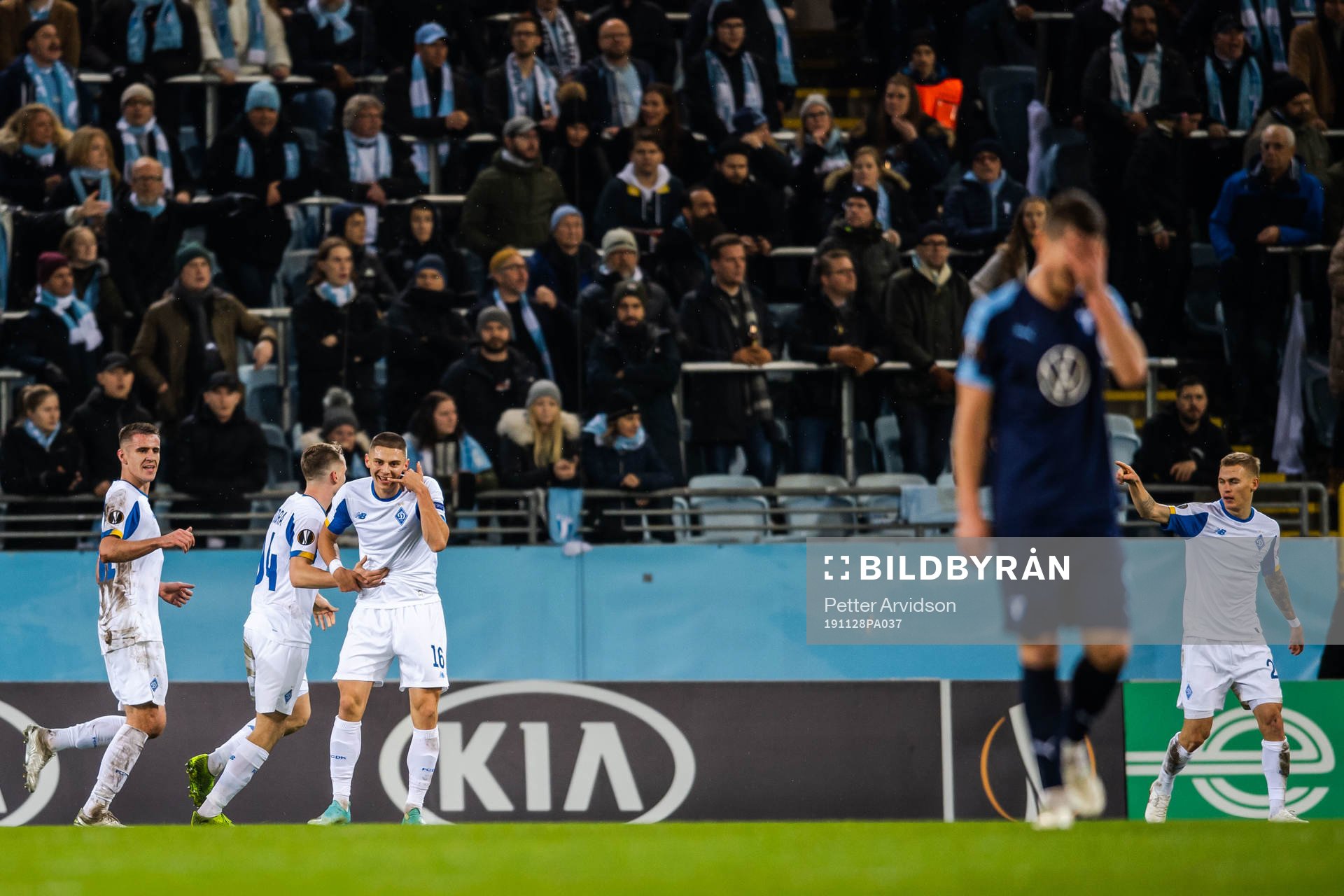 Vitaliy Mykolenko of Dynamo Kiev celebrate with teammates