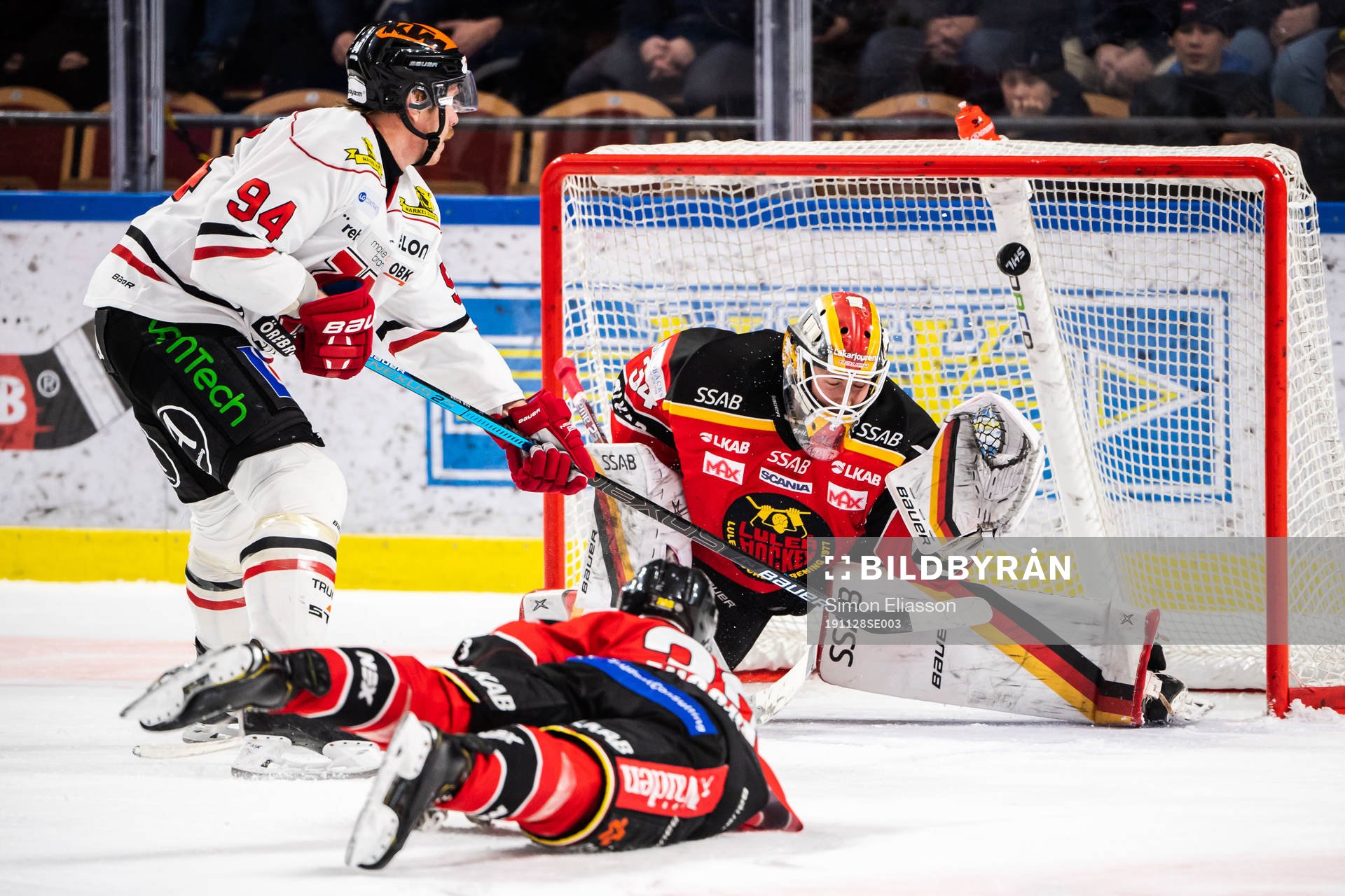 Örebros Ryan Stoa och Luleås målvakt Joel Lassinantti