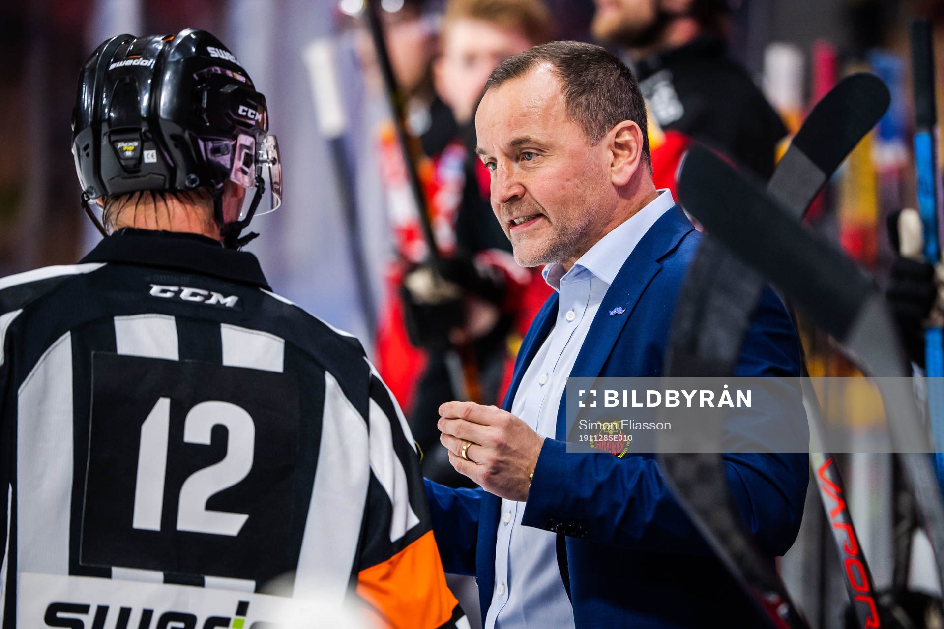 Luleås tränare Thomas Berglund i samtal med domaren