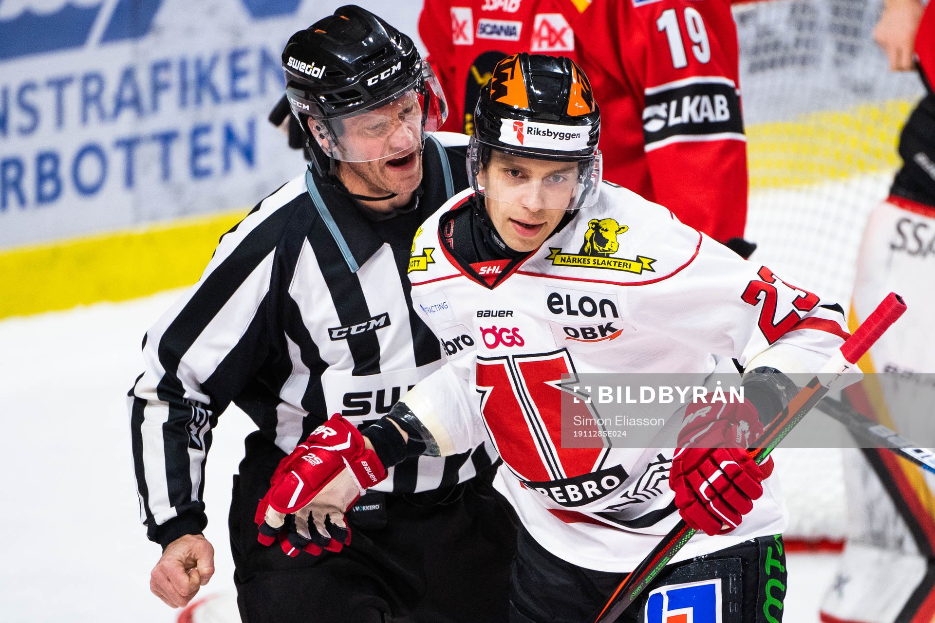 Linjedomare Jan Sandström och Örebros Sakari Salminen