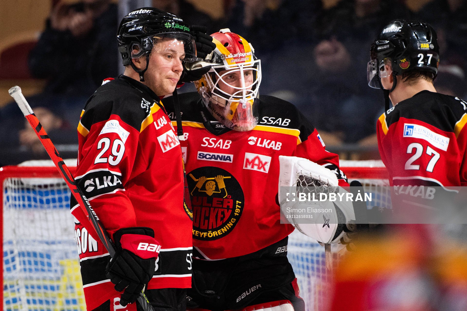 Luleås Erik Gustafsson och målvakt Joel Lassinantti jublar