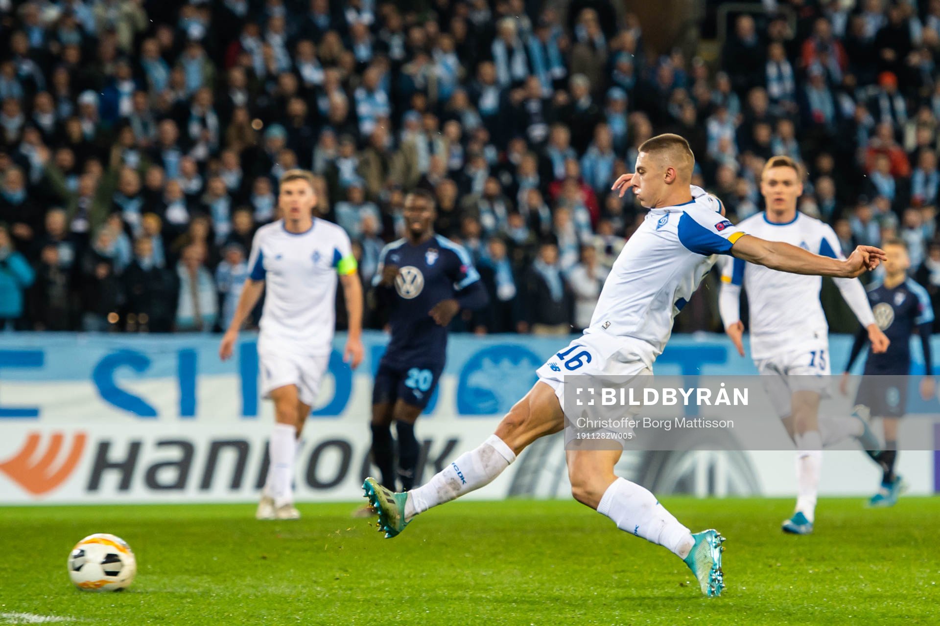 Vitaliy Mykolenko of Dynamo Kiev scores 1-1