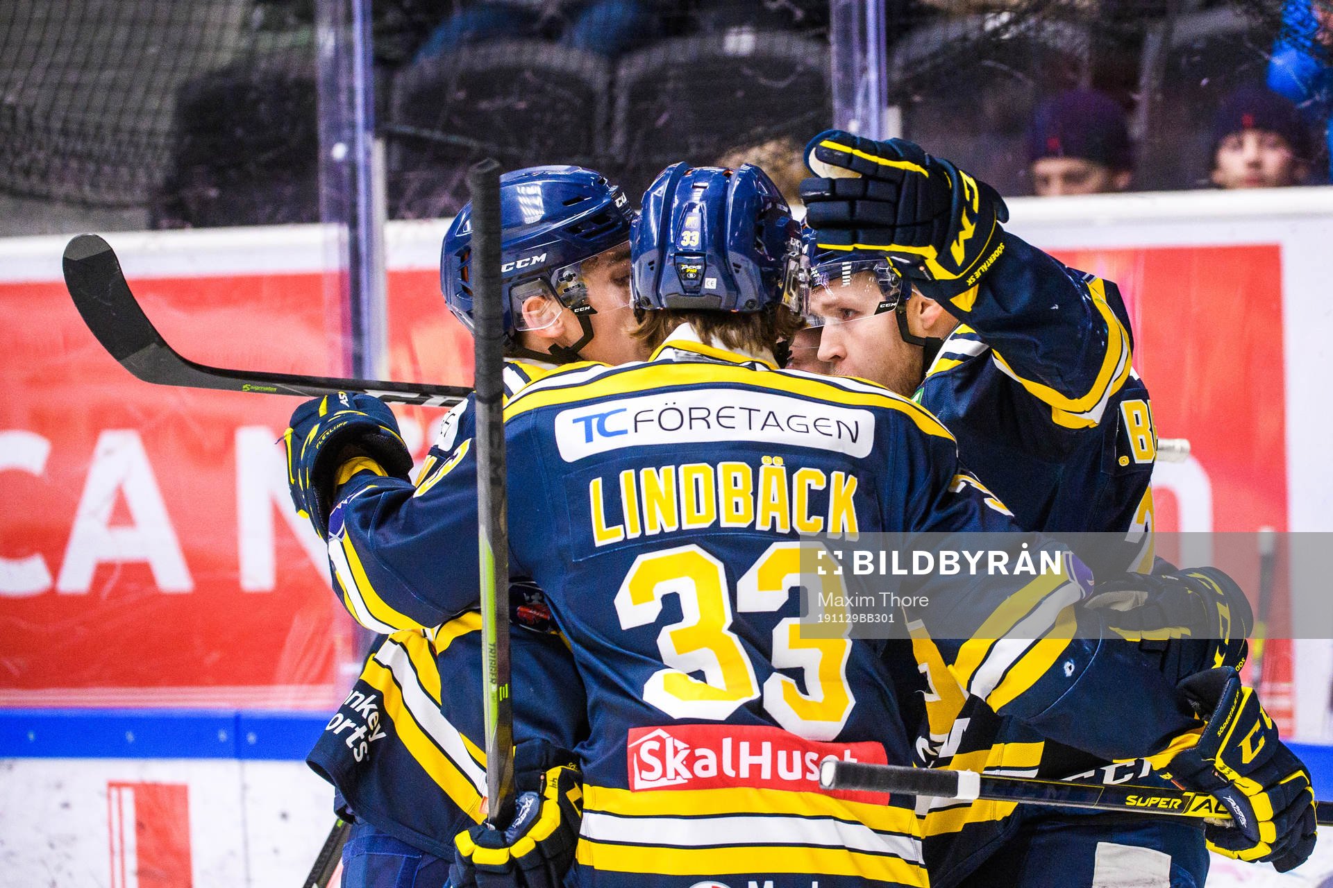 Södertäljes Christoffer Bengtsson jublar med lagkamrater