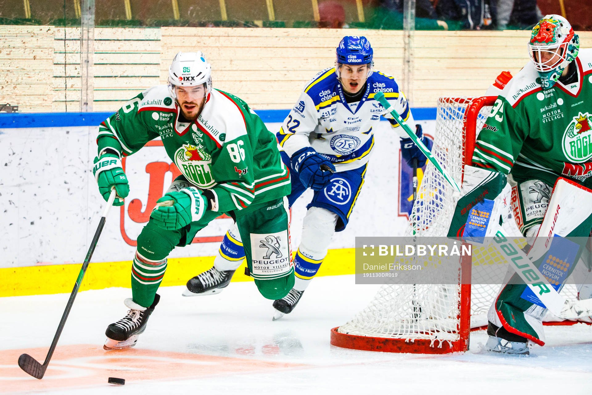 Leksands Sebastian Wännström bakom Rögles Eric Gelinas
