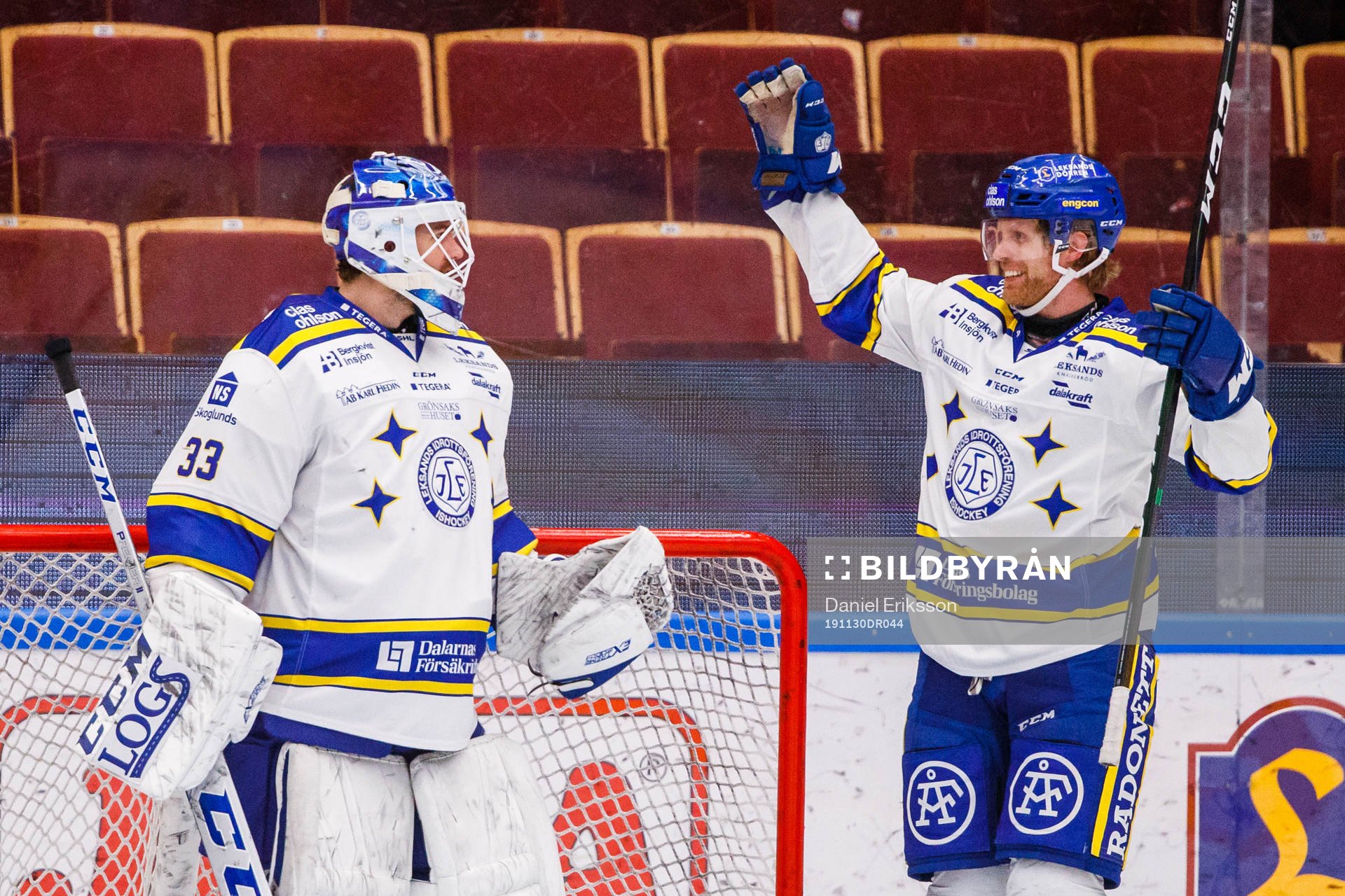 Leksands målvakt Axel Brage och Philip Samuelsson jublar