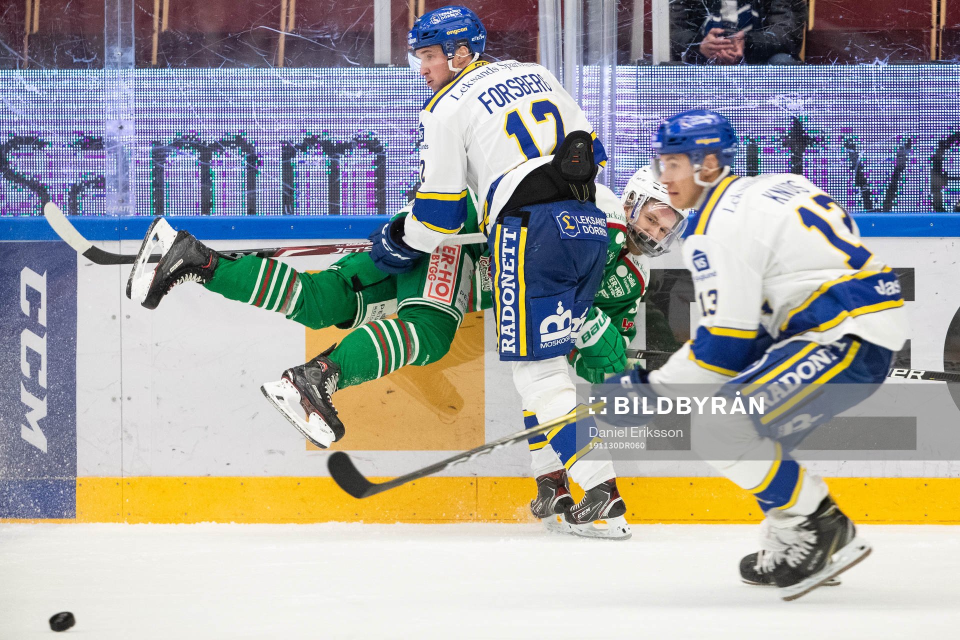 Leksands Fredrik Forsberg tacklar Rögles Ted Brithén