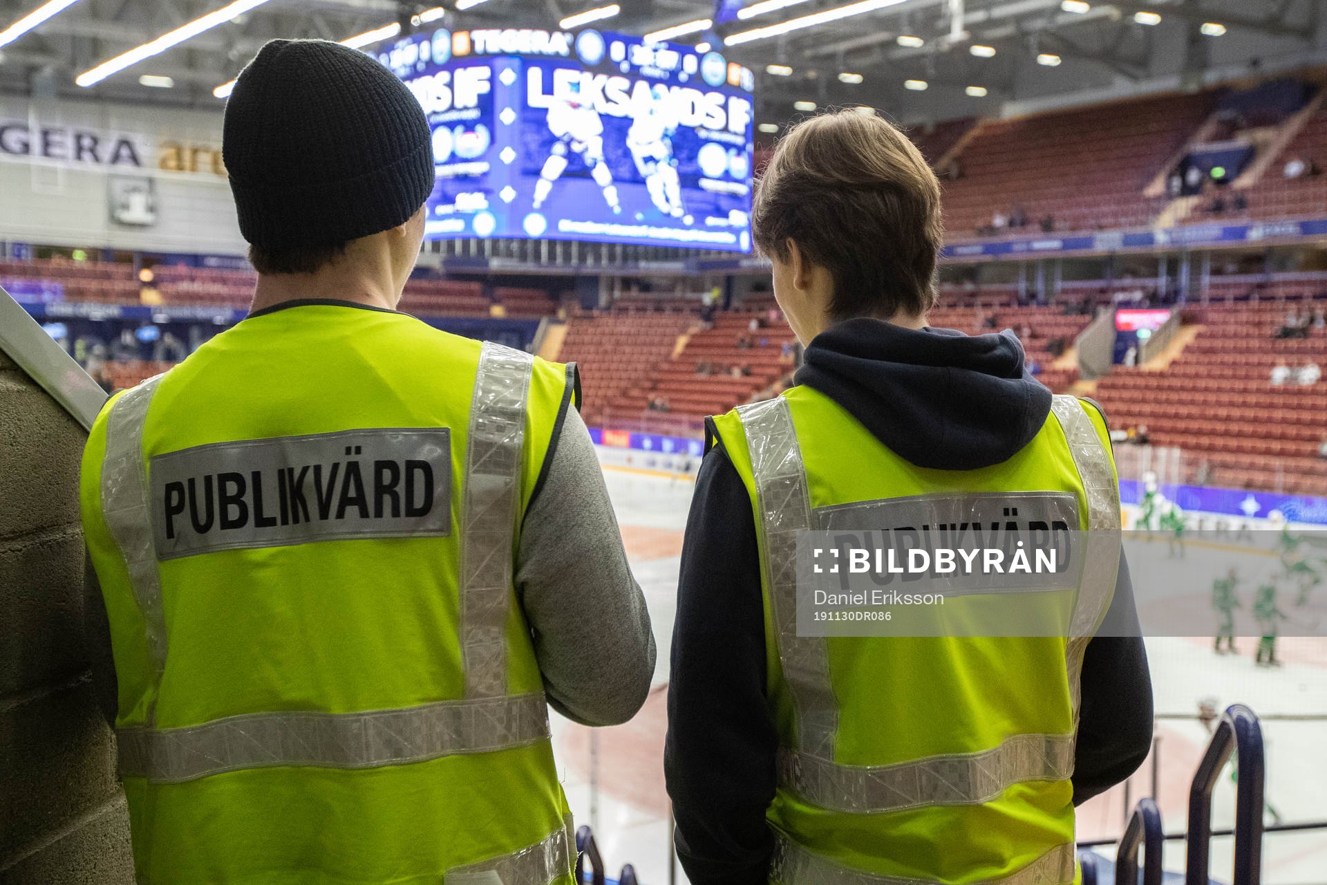 Publikvärdar innan ishockeymatchen i SHL mellan Leksand