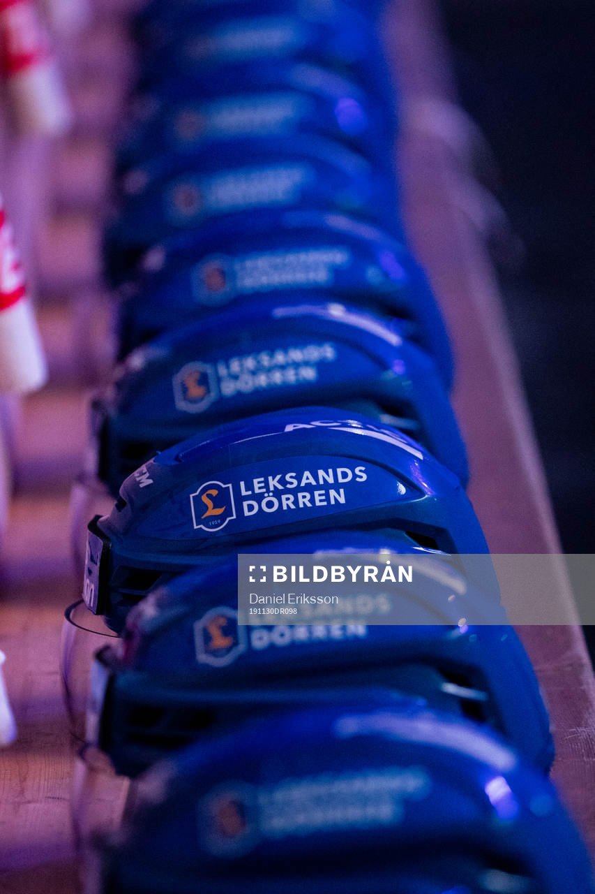 Leksands hjälmar innan ishockeymatchen i SHL mellan