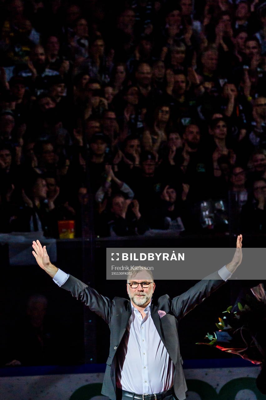 Färjestads Peter Nordström får sin tröja hissad