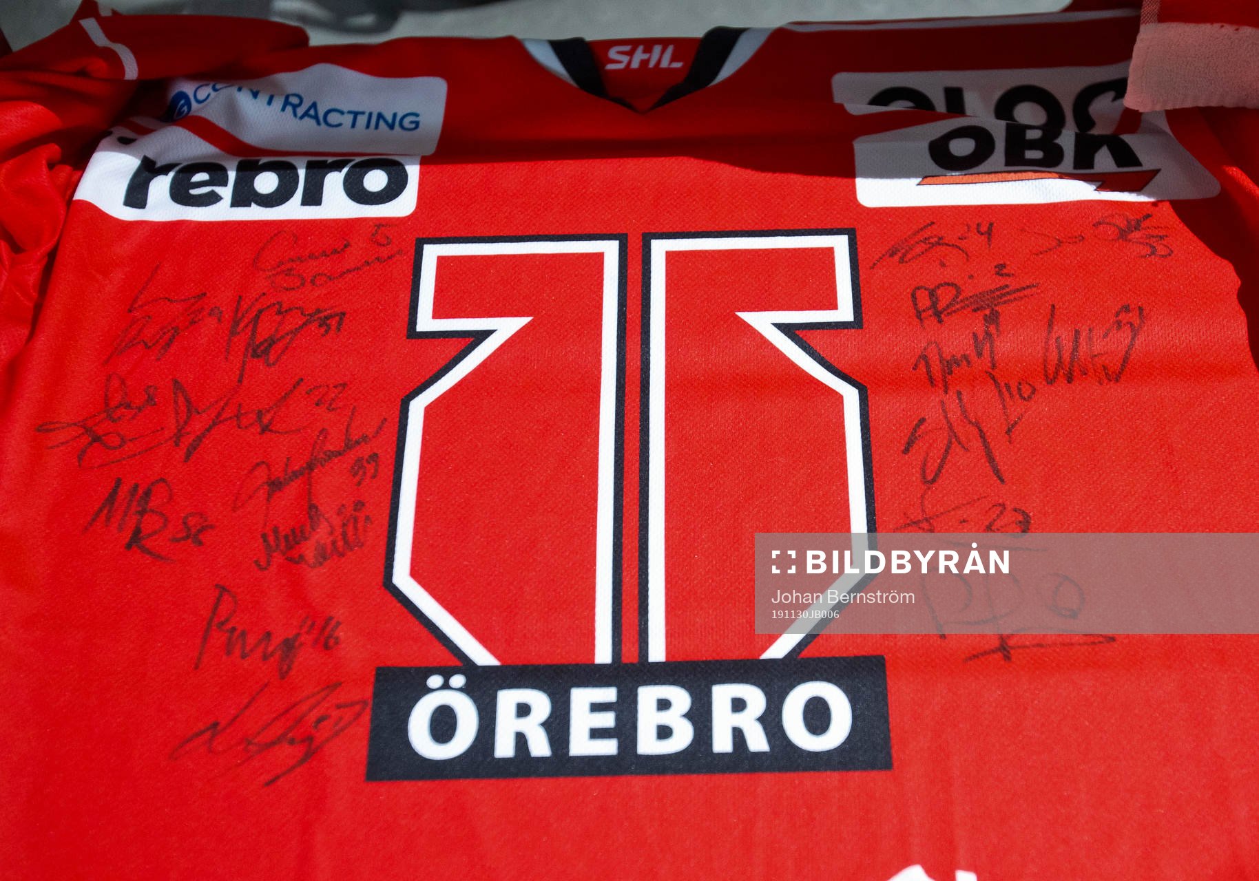 En Örebrotröja med autografer