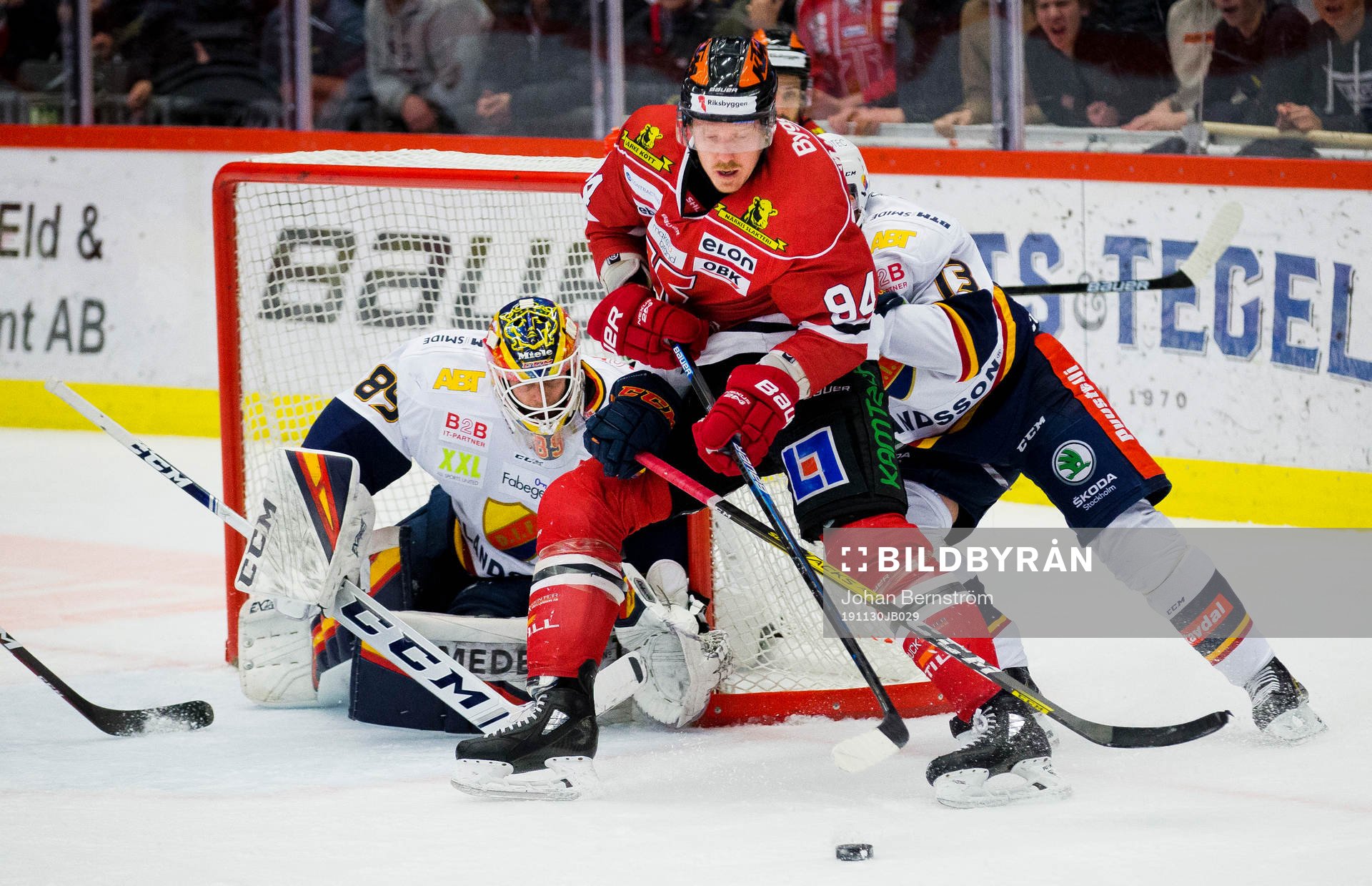 Örebros Ryan Stoa och Djurgårdens målvakt Niklas Svedberg