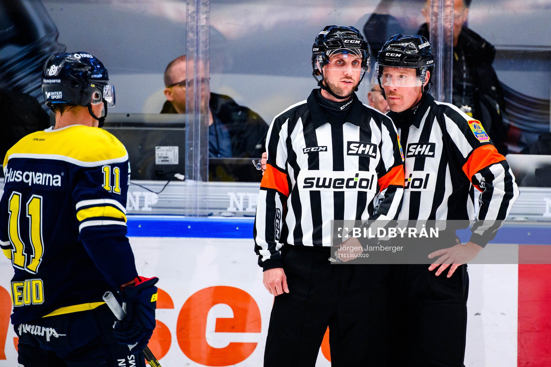 Domare Patric Bjälkander och Domare Tobias Björk i samtal