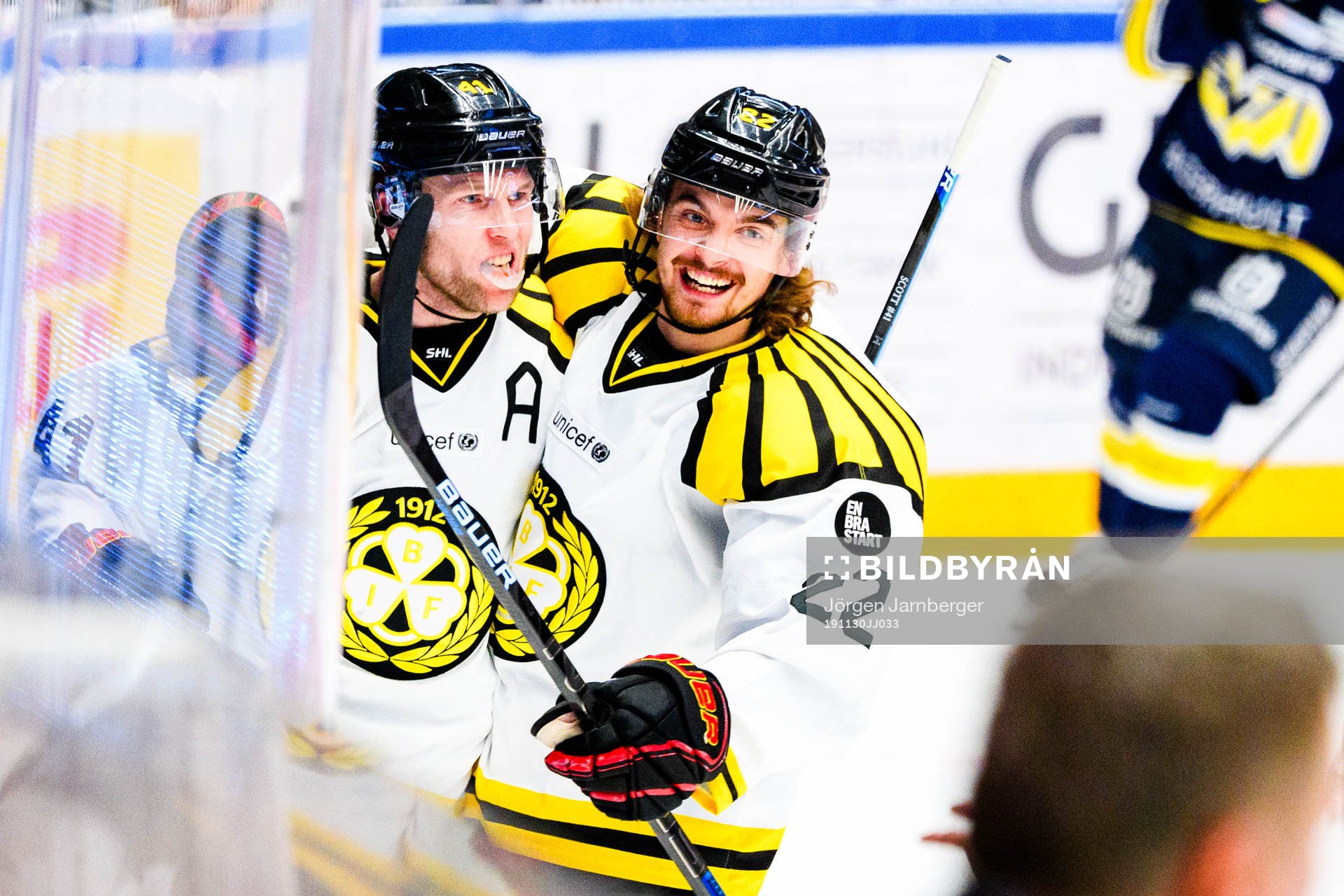 Brynäs Greg Scott och Adam Brodecki jublar