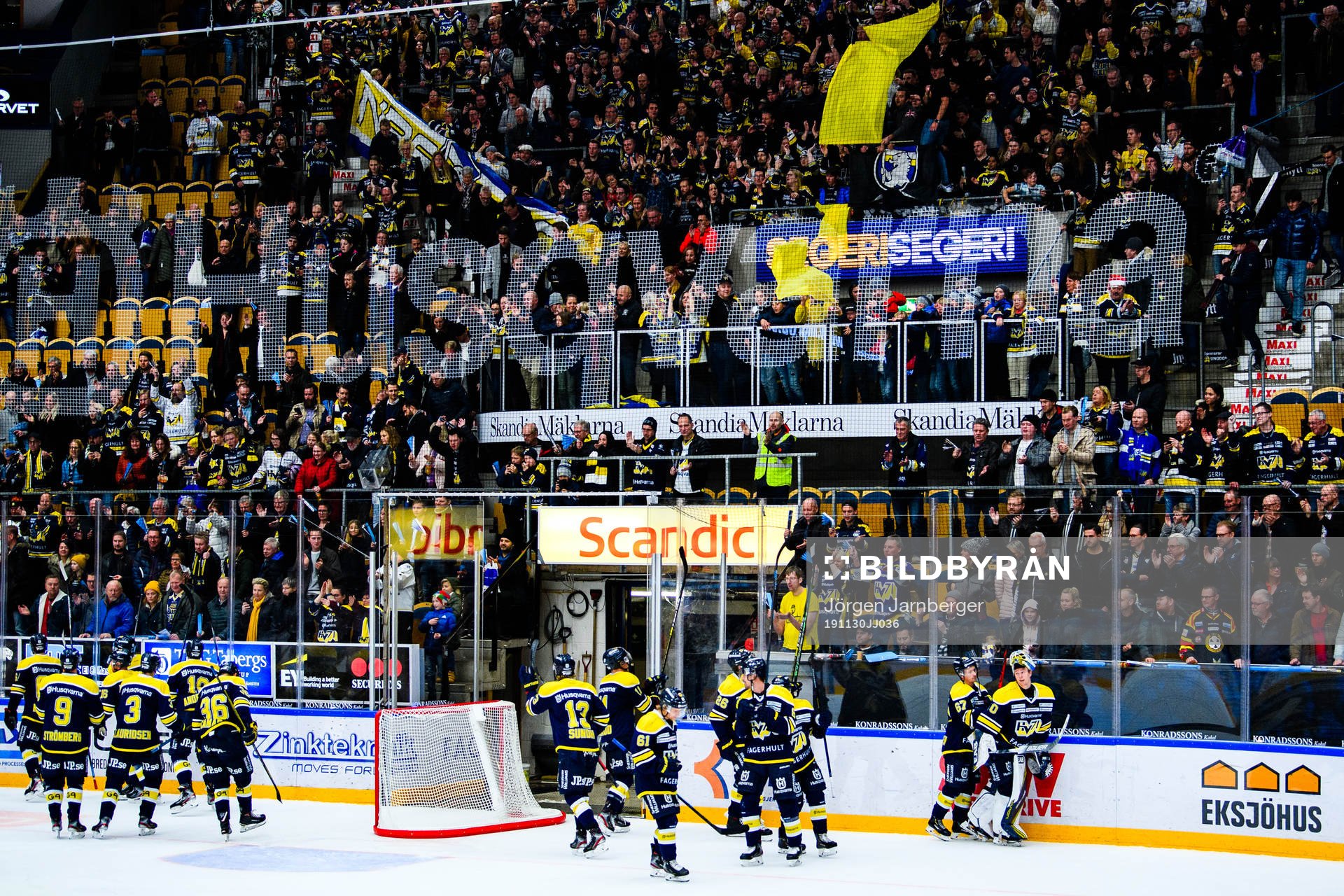 s spelare och supportrar jublar