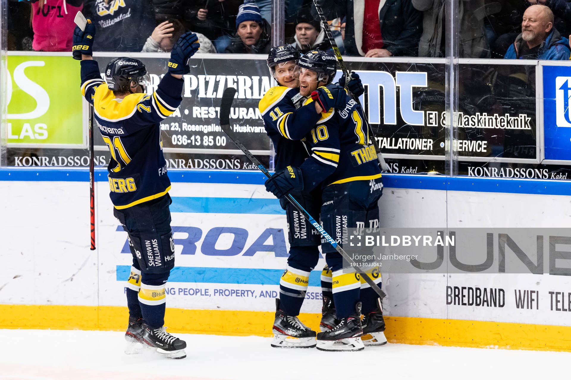 s Simon Önerud jublar med Martin Thörnberg och Linus