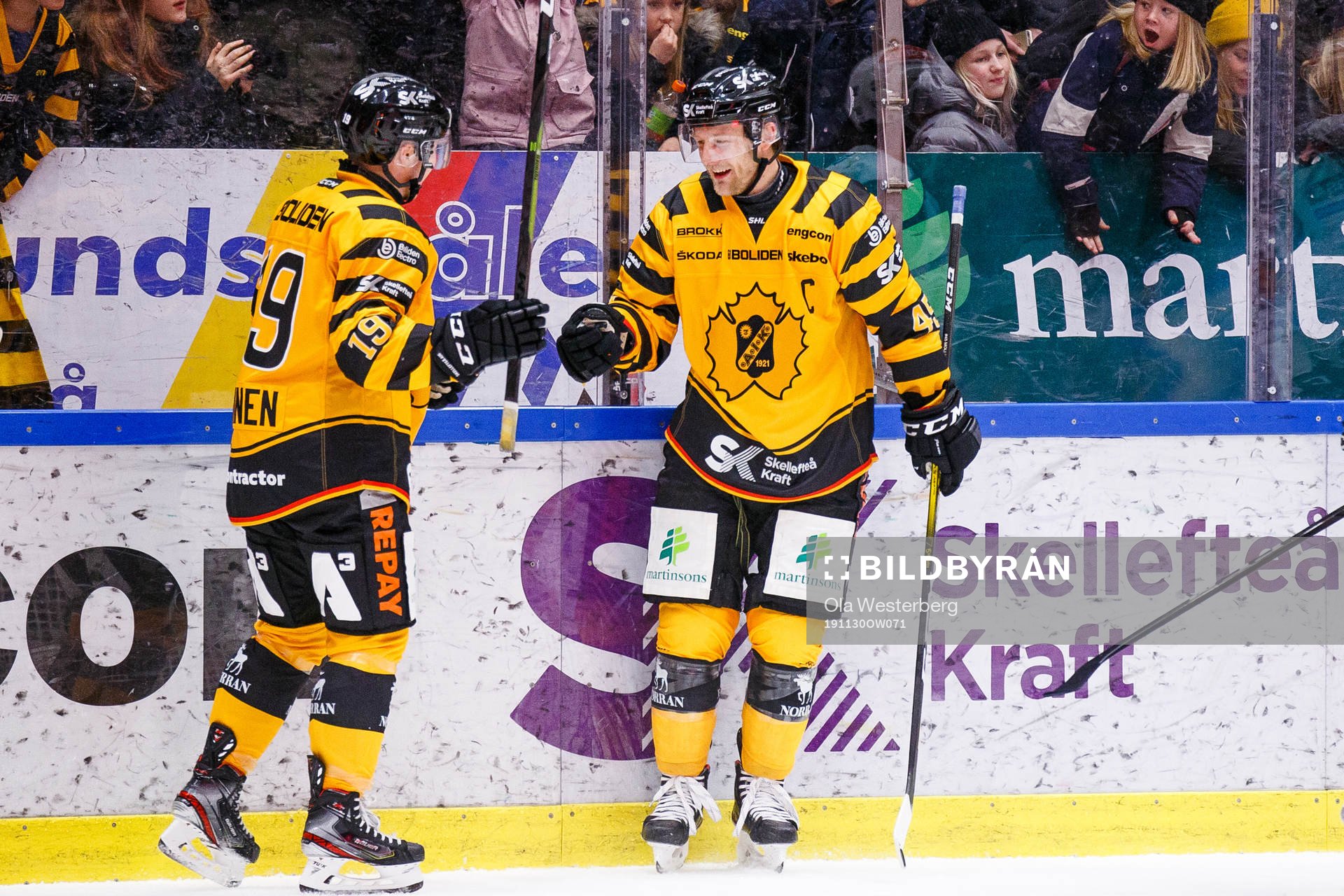 Skellefteås Tuomas Kiiskinen och Oscar Möller jublar