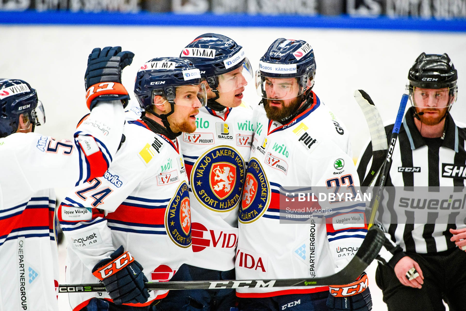 Växjös spelare jublar med Marcus Davidsson