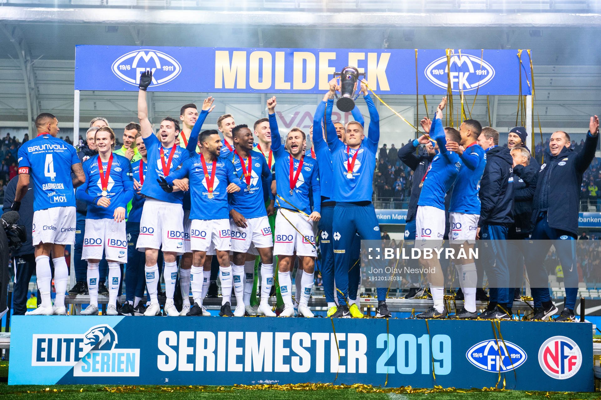 Players of Molde celebrate with the trophy after the Eliteserien match between Molde and Bodø/Glimt on December 1, 2019 in Molde.