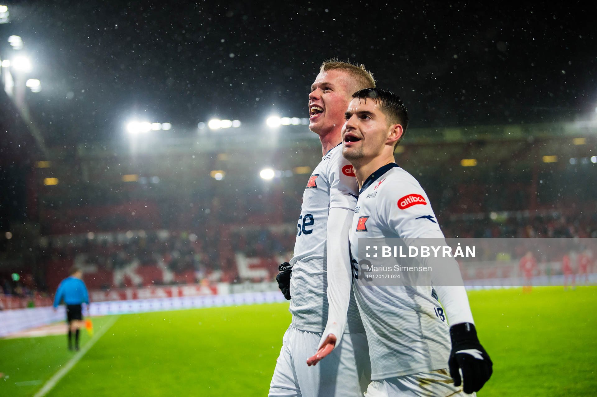 Samuel Kari Fridjonsson of Viking celebrates with Ylldren