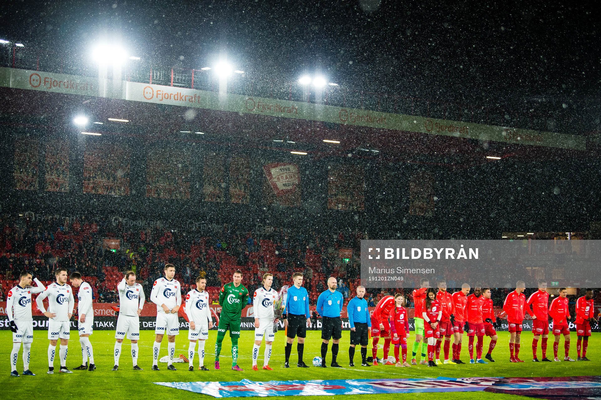 Ylldren Ibrahimaj, Benjamin Kallman, Sondre Flem Bjørshol, Rolf Daniel Vikstøl, Runar Ullaland Hove, Kristoffer Lie Løkberg, Iven Austbø, Viljar Helland Vevatne of Viking, Dag Vidar Hafsås, referee, Vito Wormgoor, Håkon Eikemo Opdal, Gilli Rolantsson Sørensen, Ruben Kristiansen, Karamoko Daouda Bamba, Ruben Yttergård Jenssen, Kristoffer Ramos Barmen, Christian Eggen Rismark, Thomas Grøgaard and Gilbert Koomson of Brann ahead of the Eliteserien match between Brann and Viking on December 1, 2019 in Bergen.