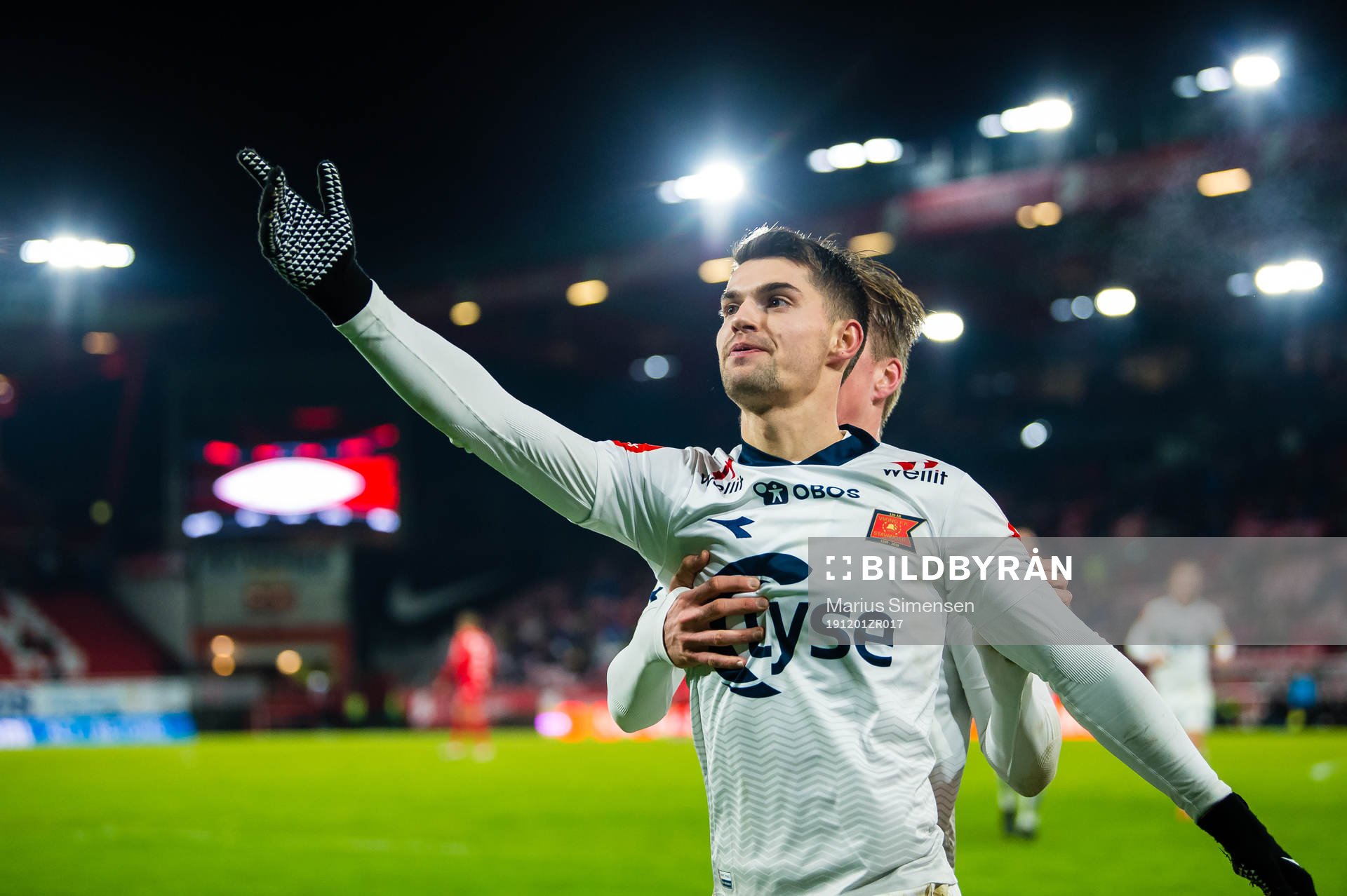 Ylldren Ibrahimaj of Viking celebrates