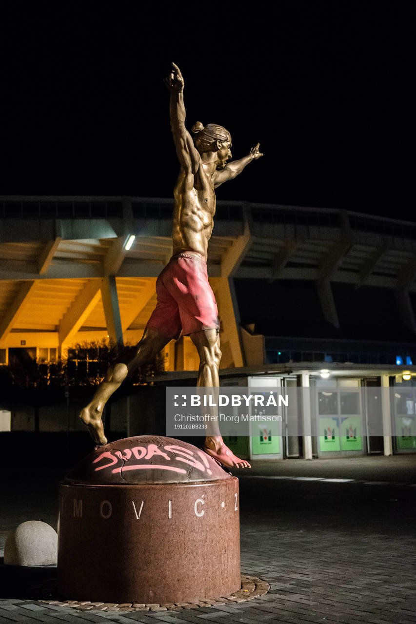 The statue of Zlatan Ibrahimovic has been vandalized