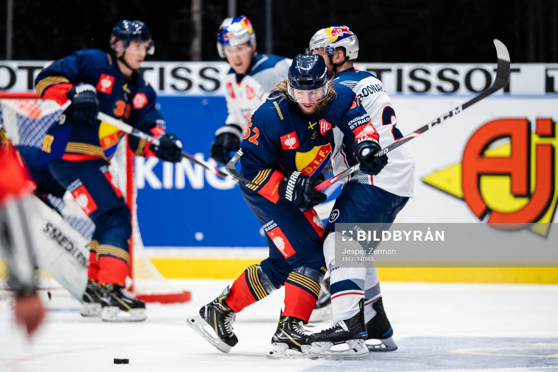 Manuel Ågren of Djurgården and Andrew Bodnarchuk of Red